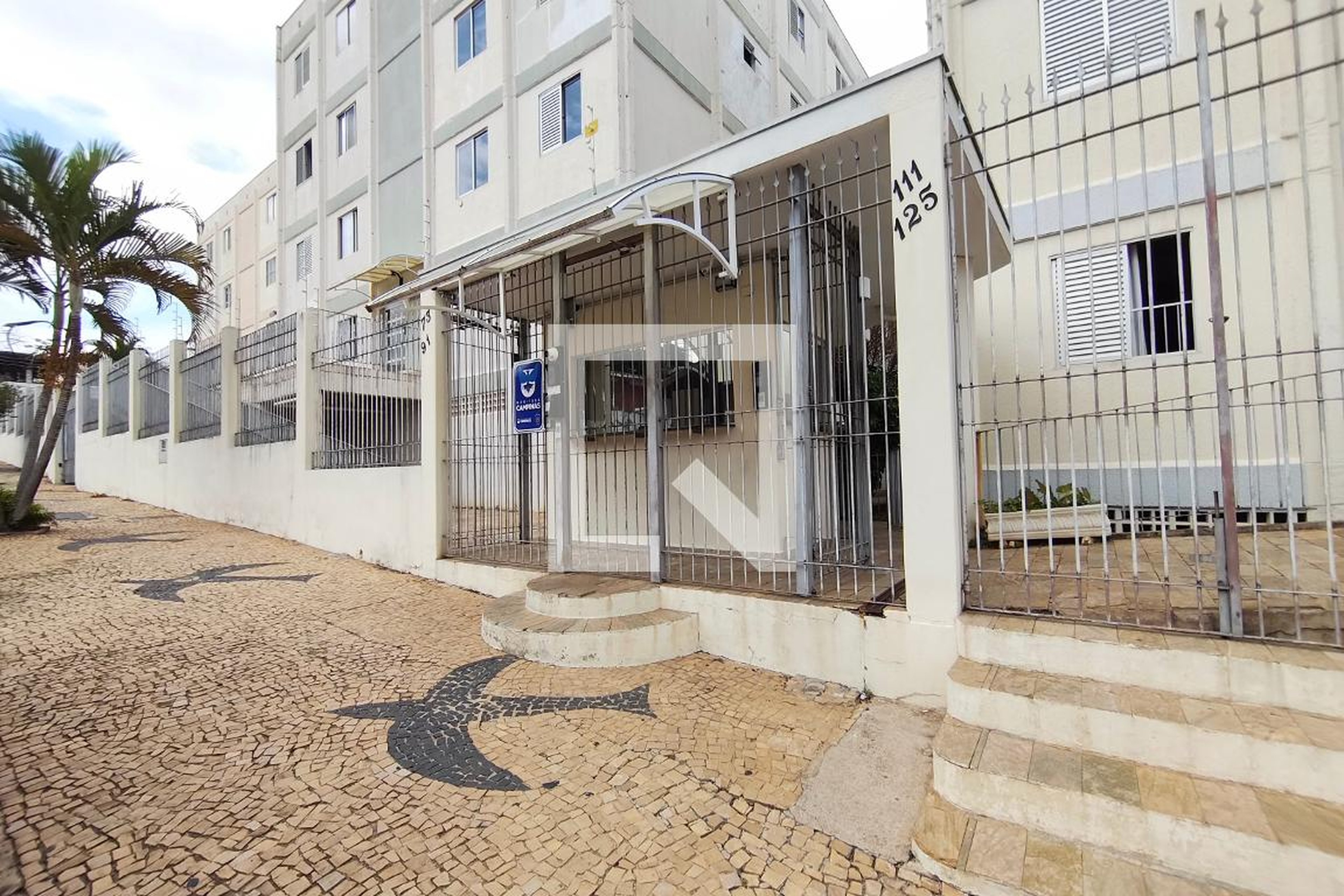 Fachada do Condomínio Condomínio em Rua Raul de Souza Campos, 91