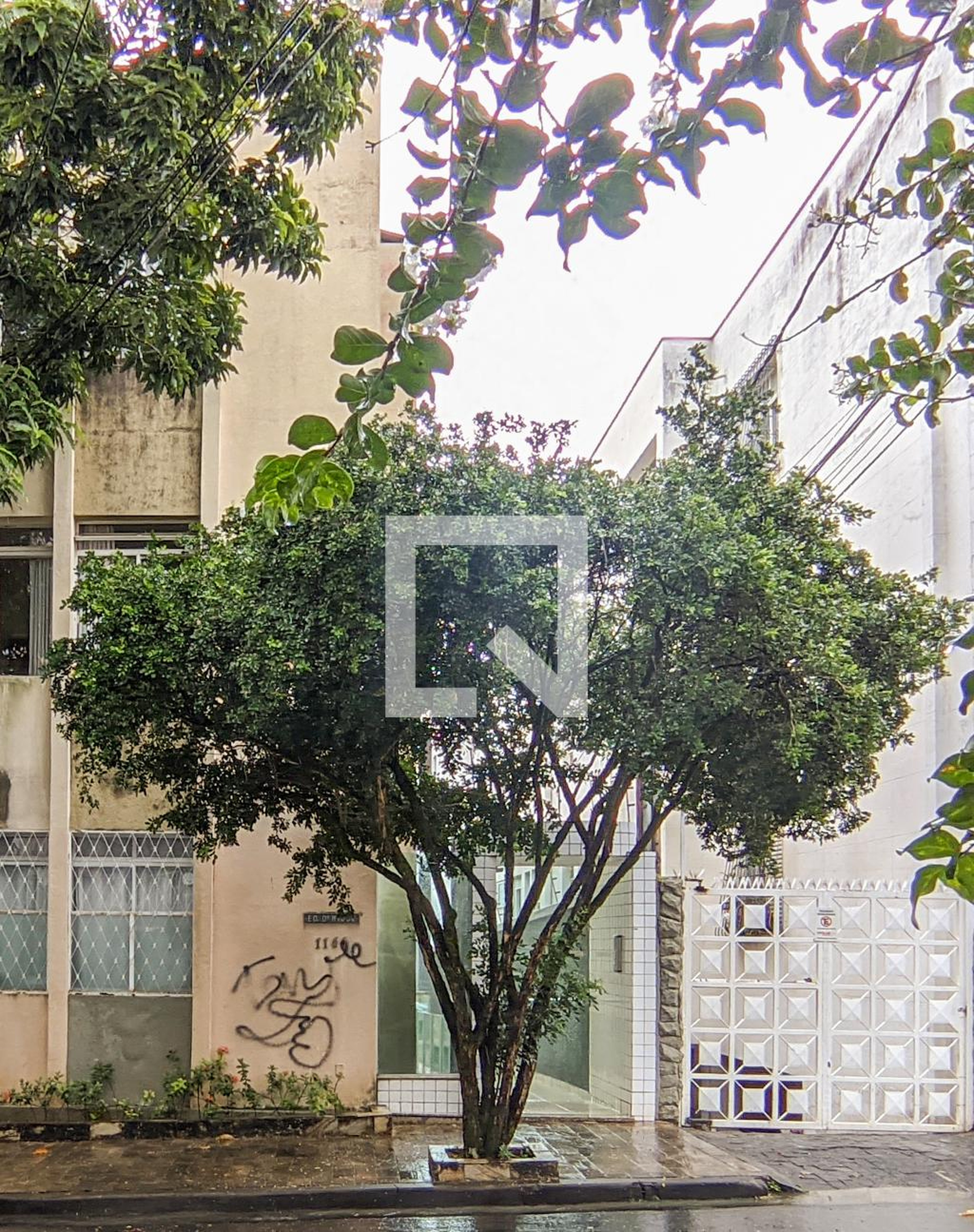 Fachada Condomínio em Rua Deputado Bernardino Sena Figueiredo, 1141