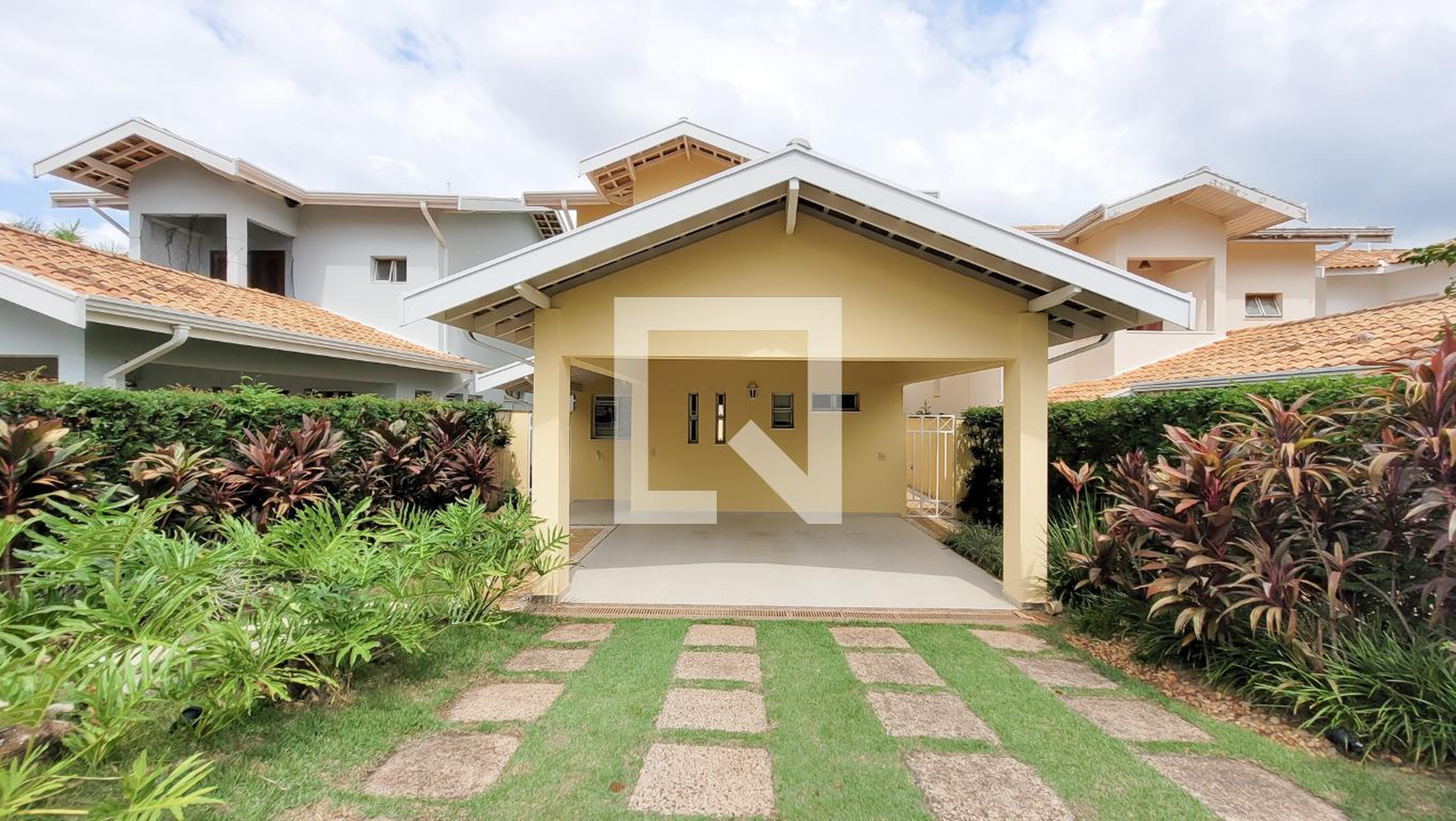 Fachada Condomínio em Rua Egle Moretti Belintani, 320