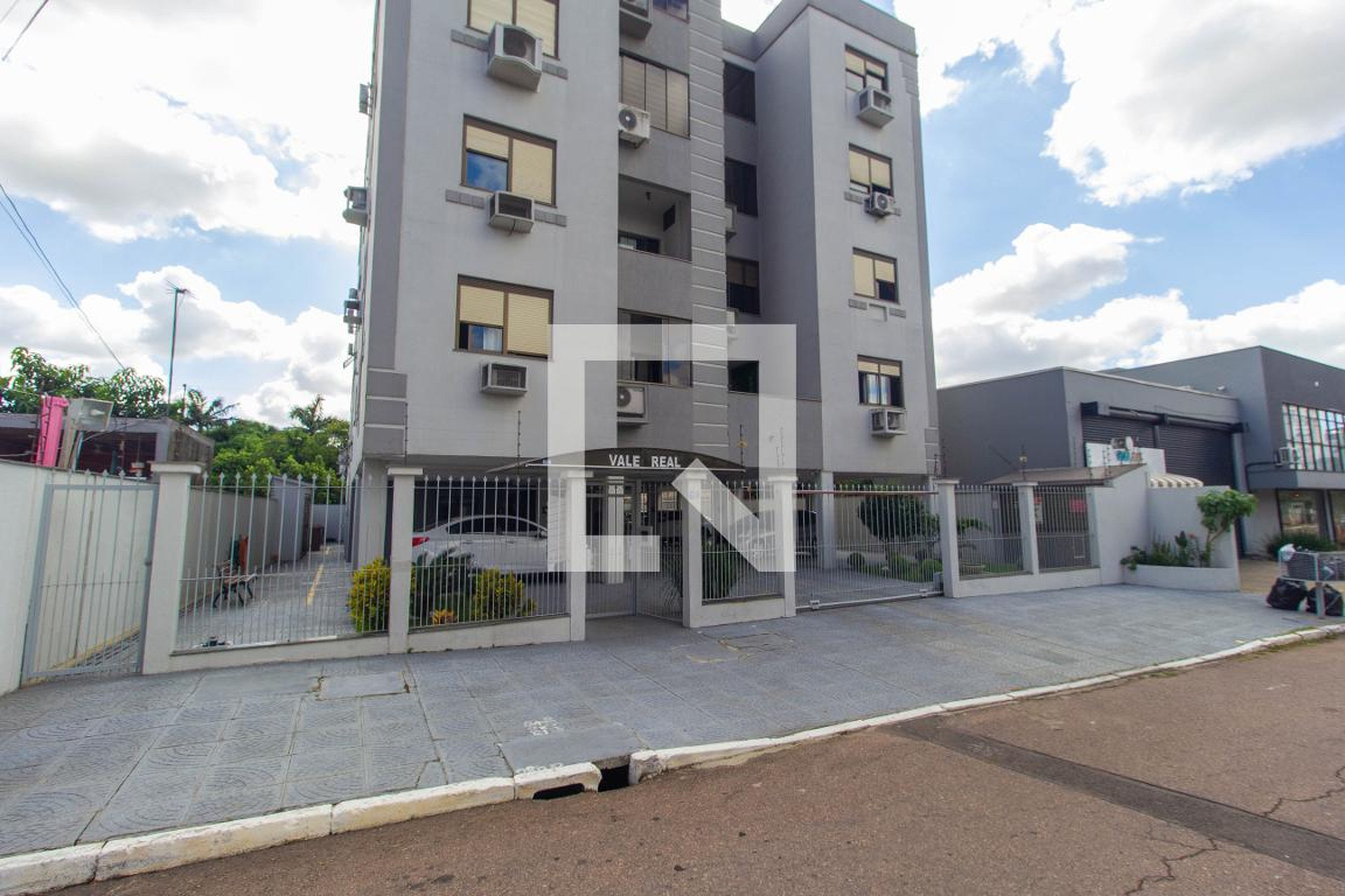 Fachada Condomínio em Rua Tupinambás, 60