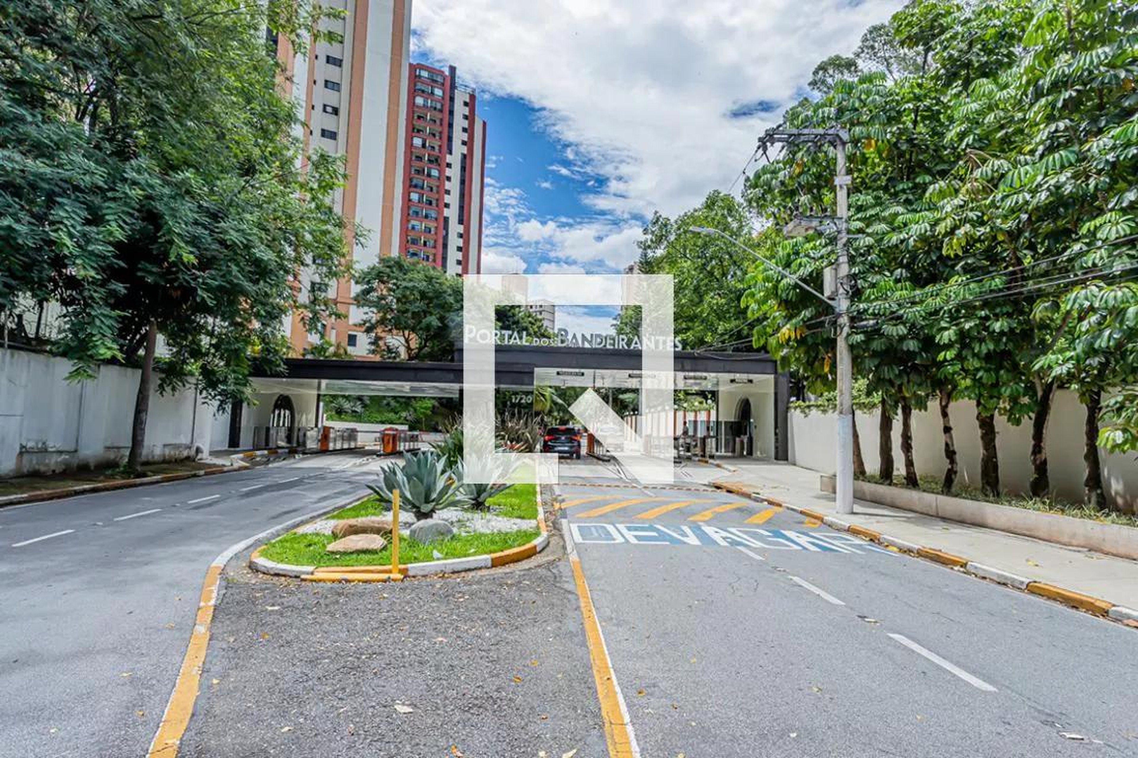 Fachada do condomínio Condomínio Portal dos Bandeirantes
