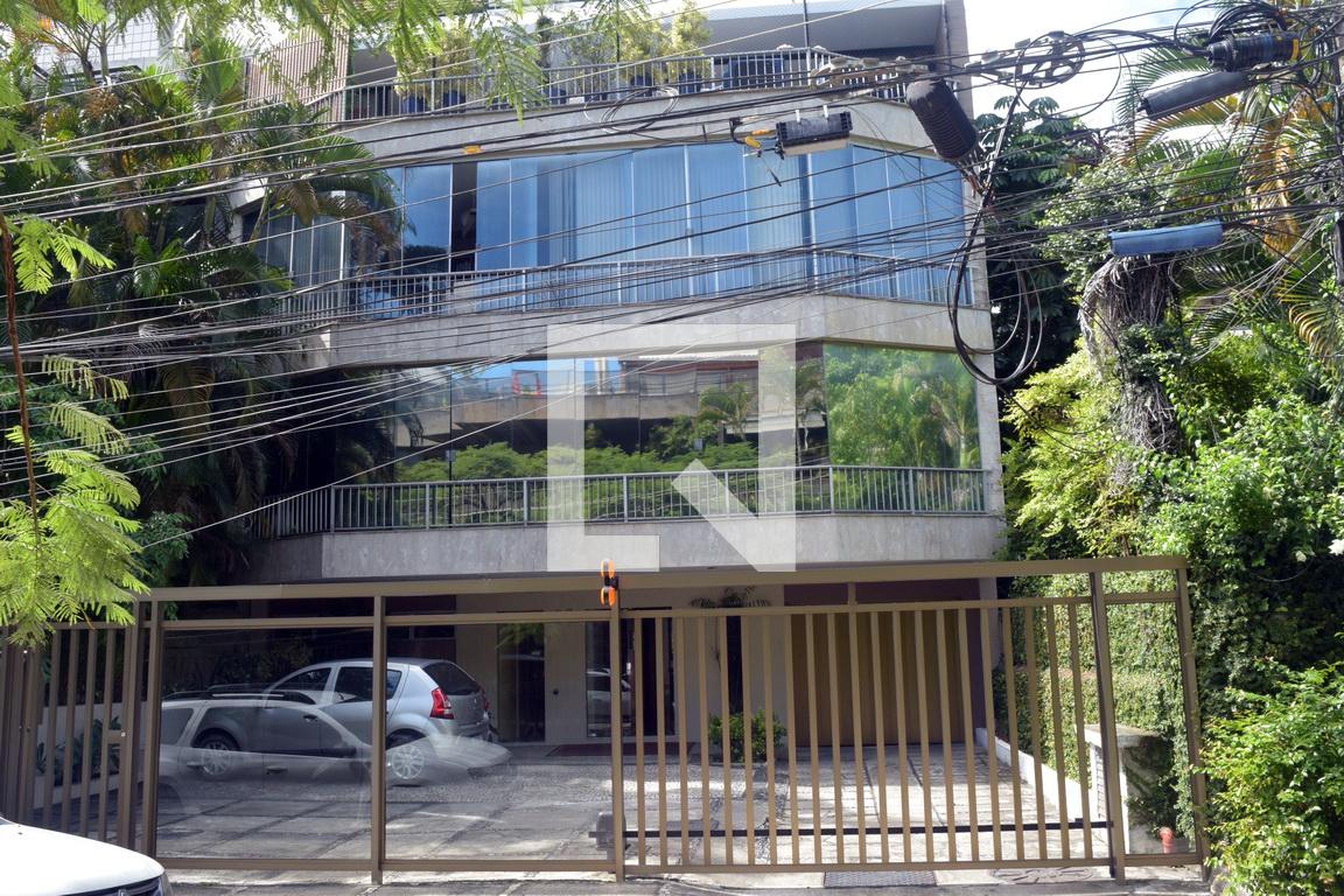 Fachada Condomínio em Rua Paulo Assis Ribeiro, 85