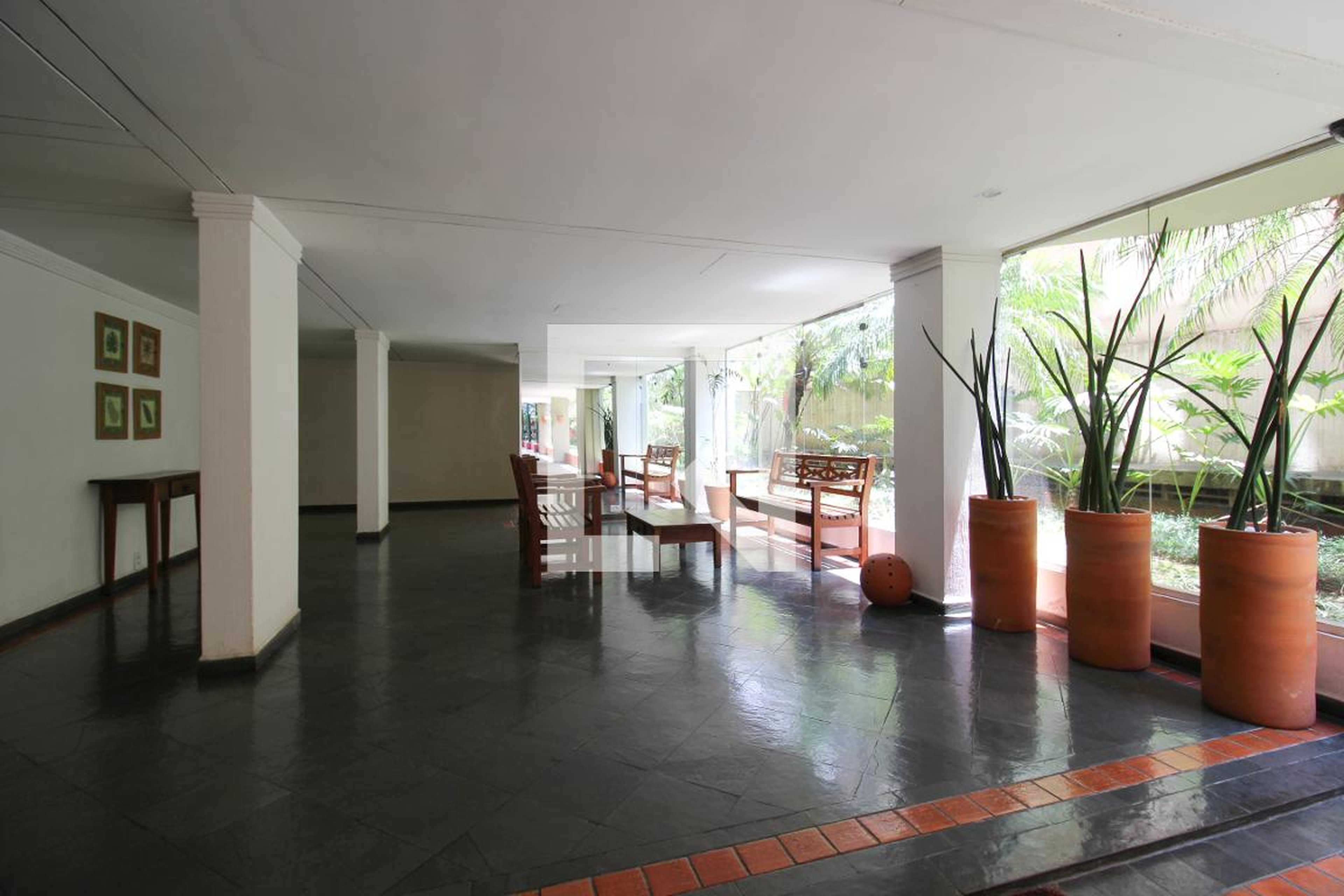 Hall - Saint Laurent