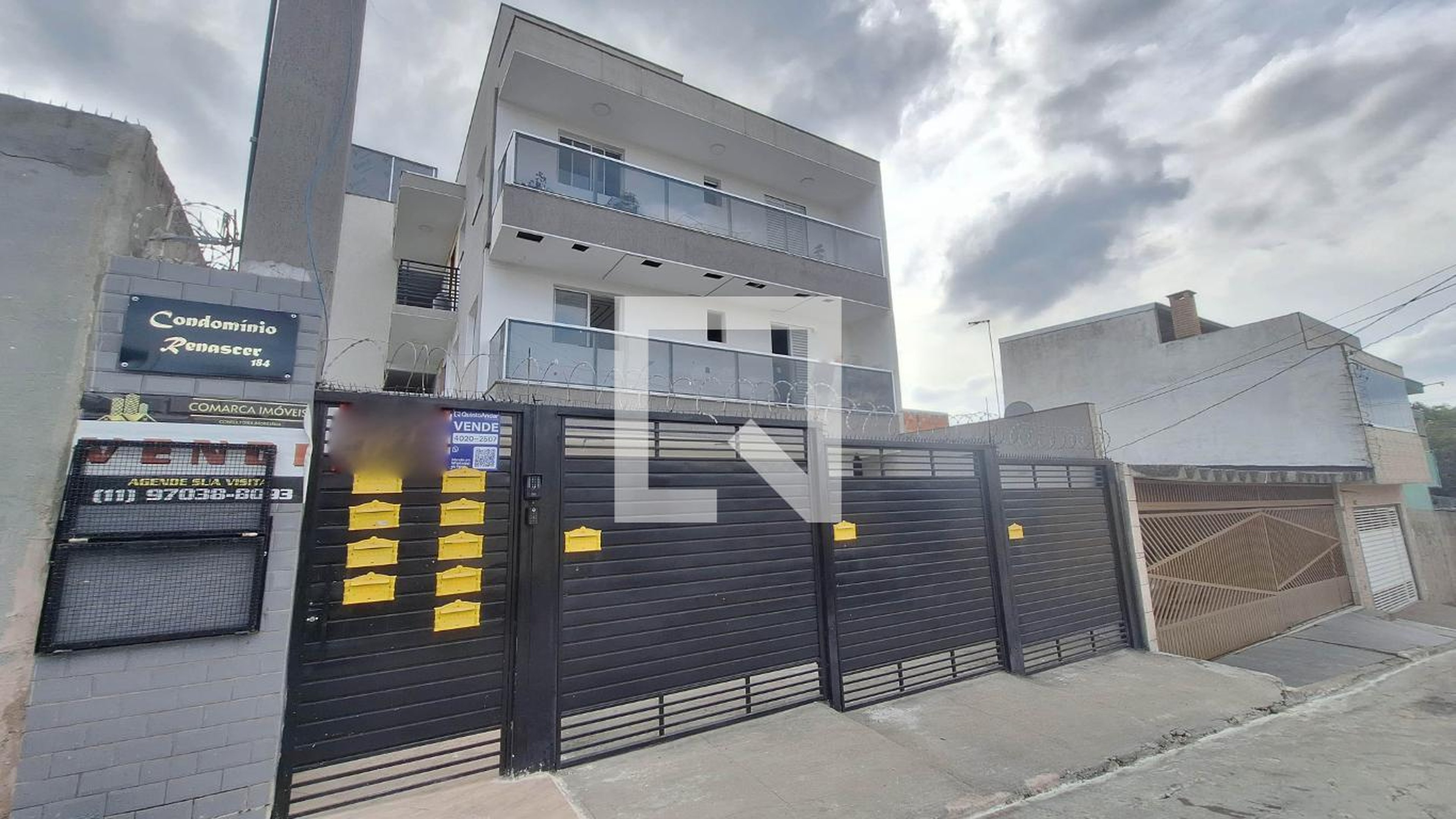 Fachada Condomínio em Rua Padre Clemente Segura, 184