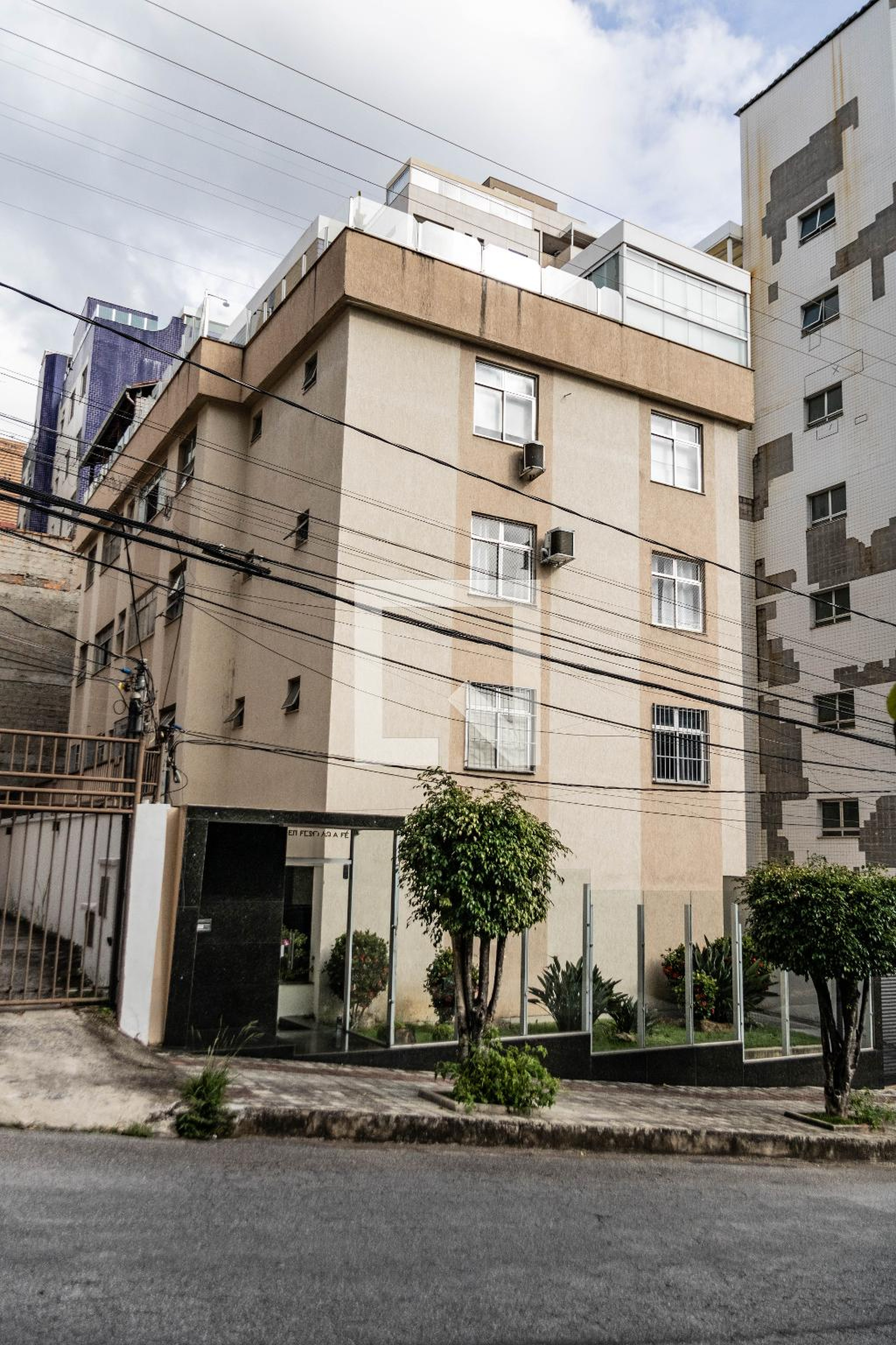 Fachada Condomínio em Rua Professor Miguel de Souza, 33