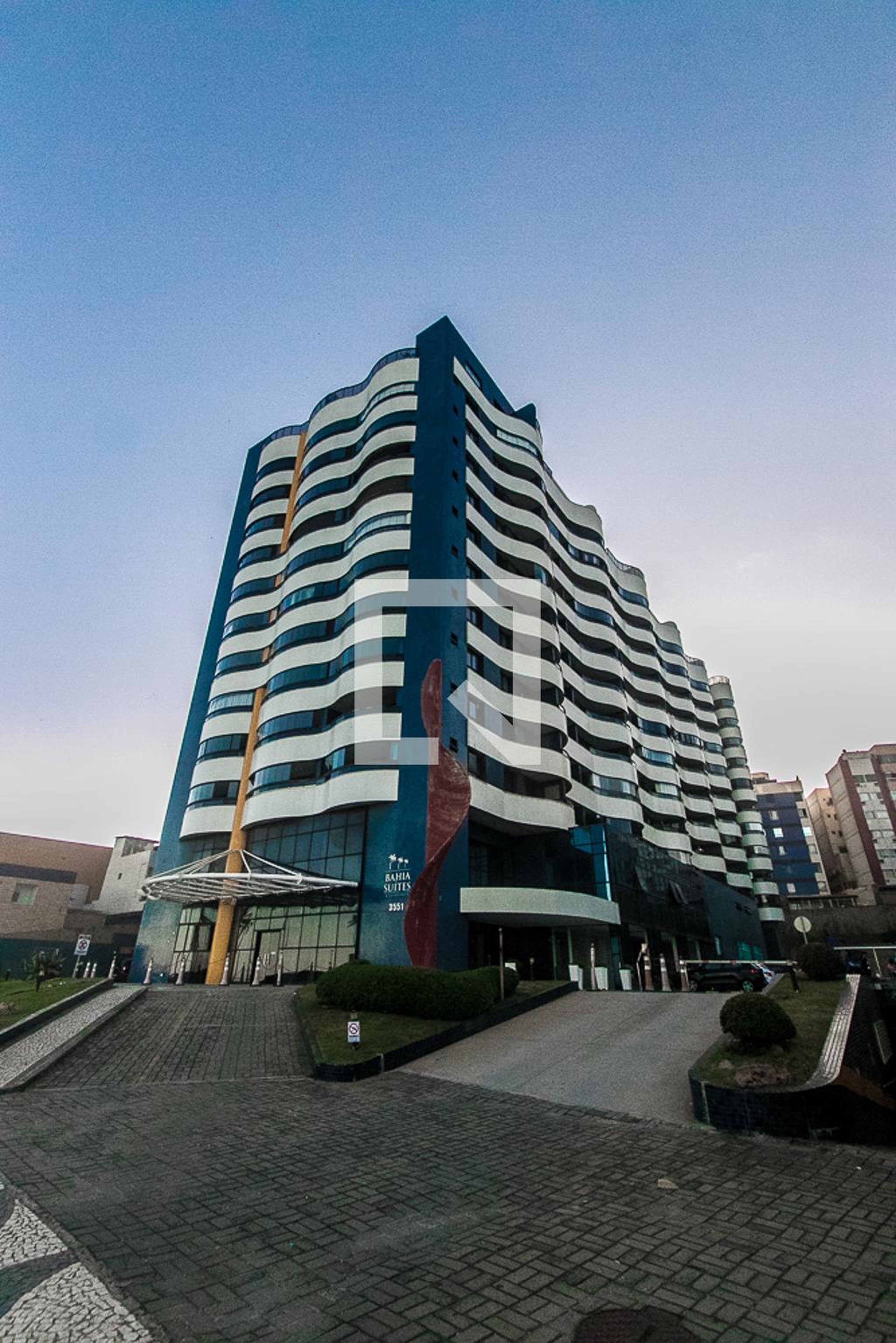 Fachada Condomínio Bahia Suites Residence