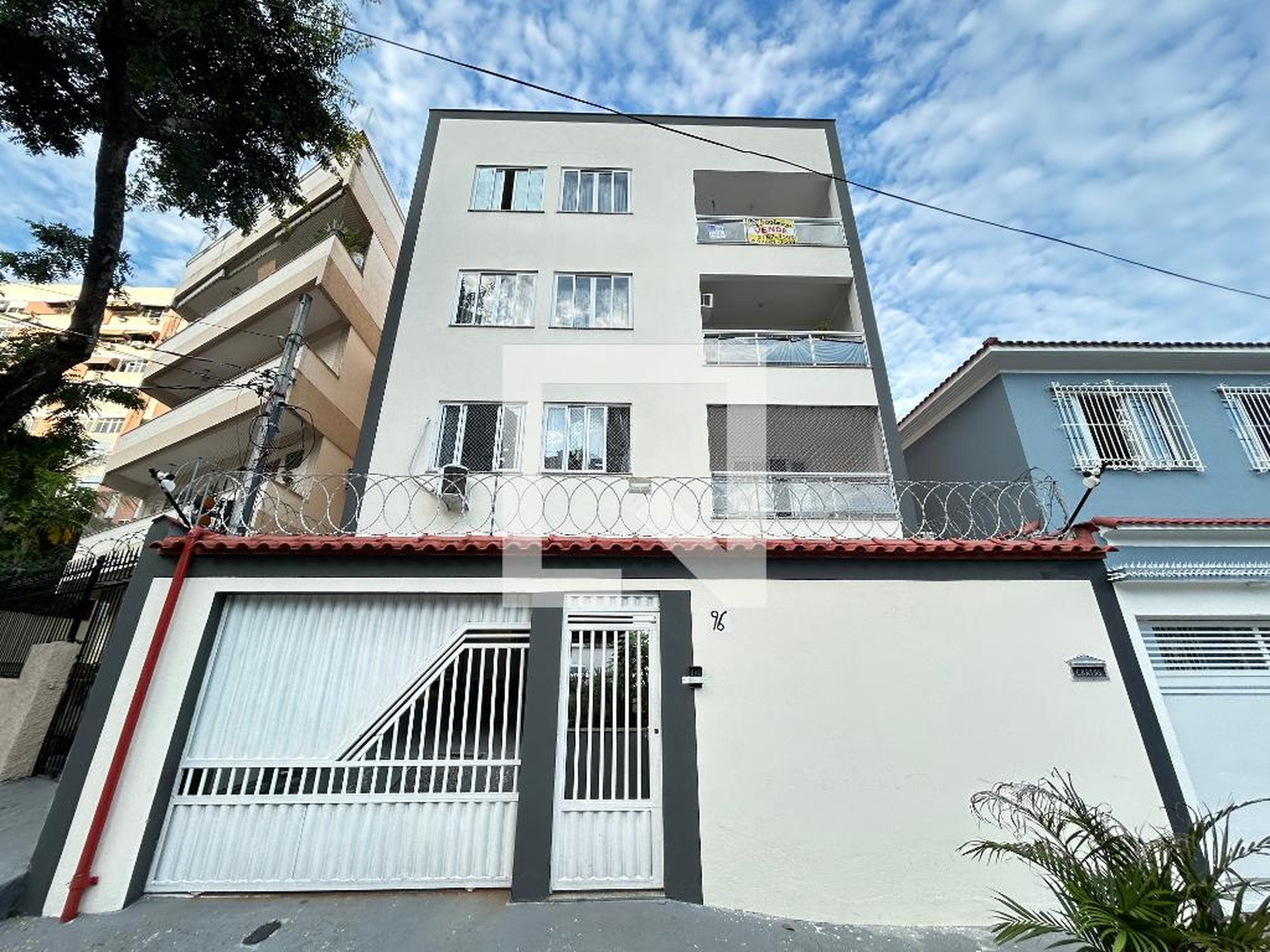 Fachada Condomínio em Rua Caetano de Almeida, 96