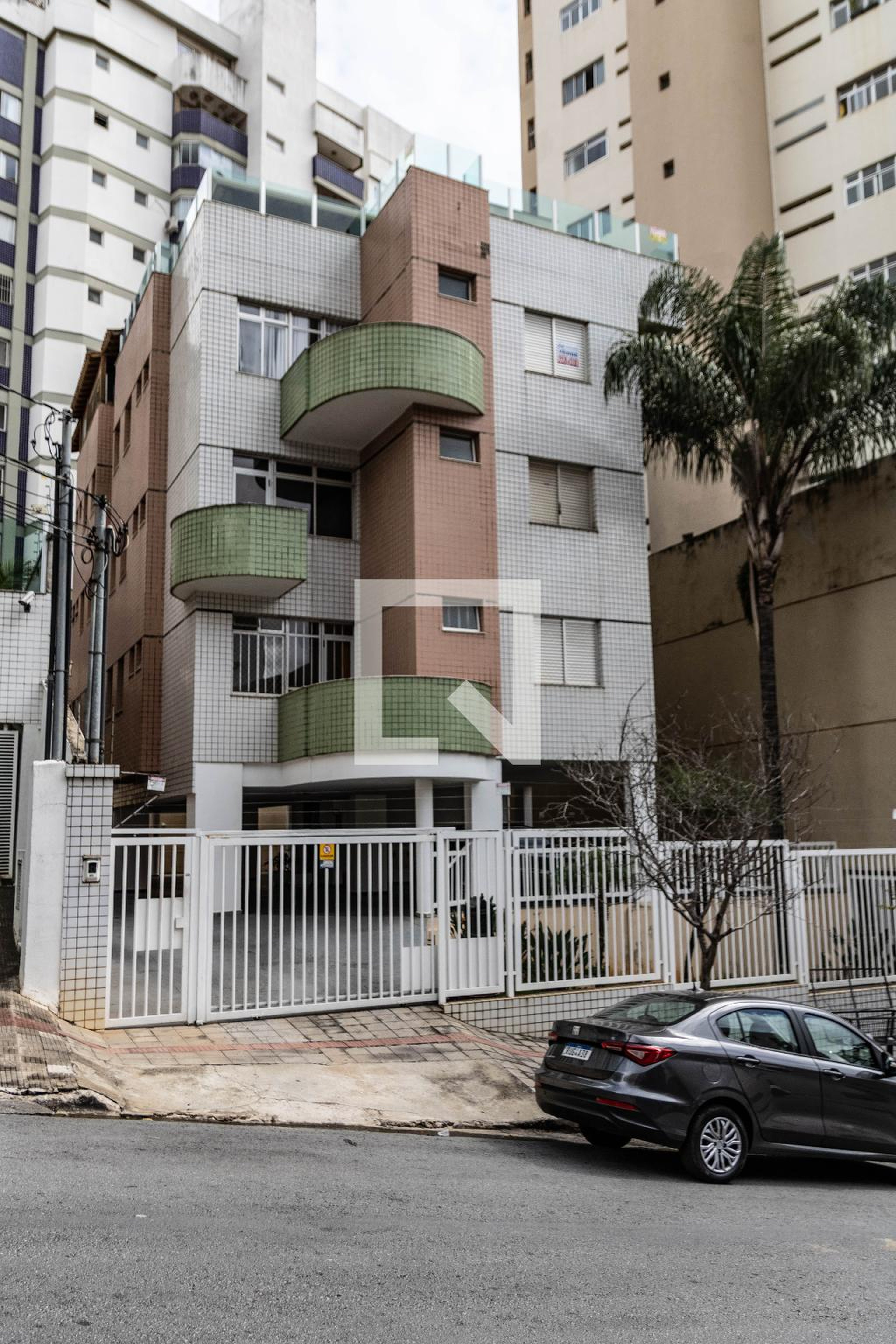 Fachada do Prédio Condomínio em Rua Jornalista Guilherme Apgáua, 36