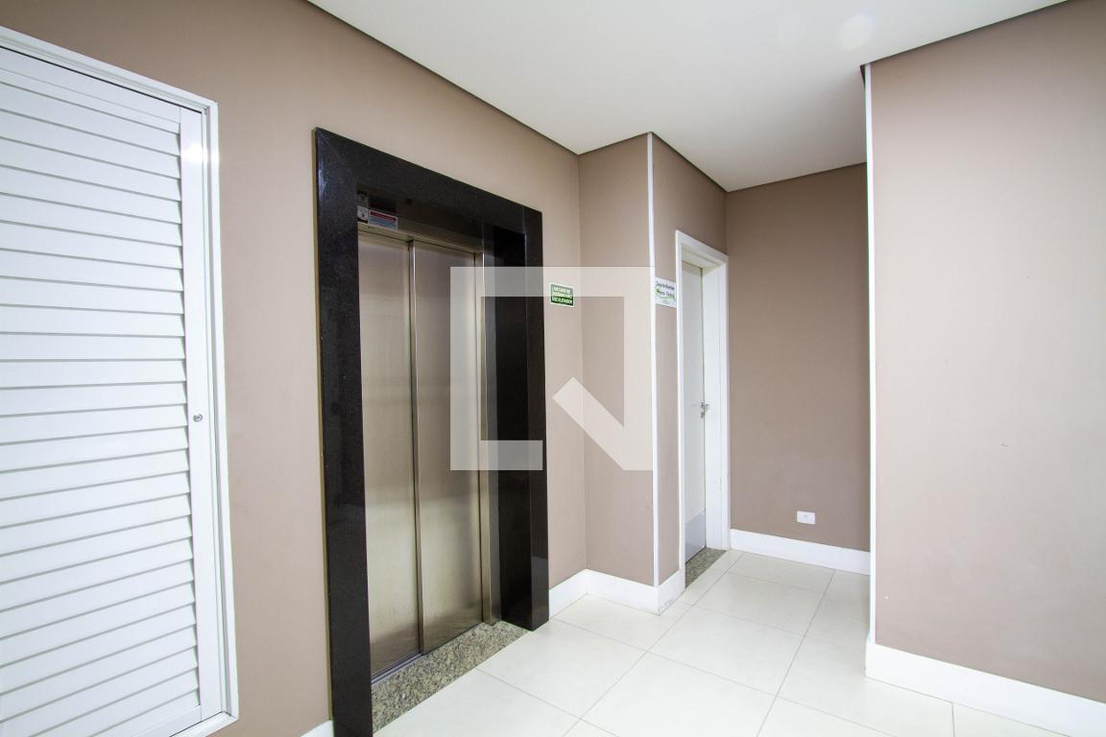 Hall de entrada Condomínio em Rua Tobias de Macedo Júnior, 100