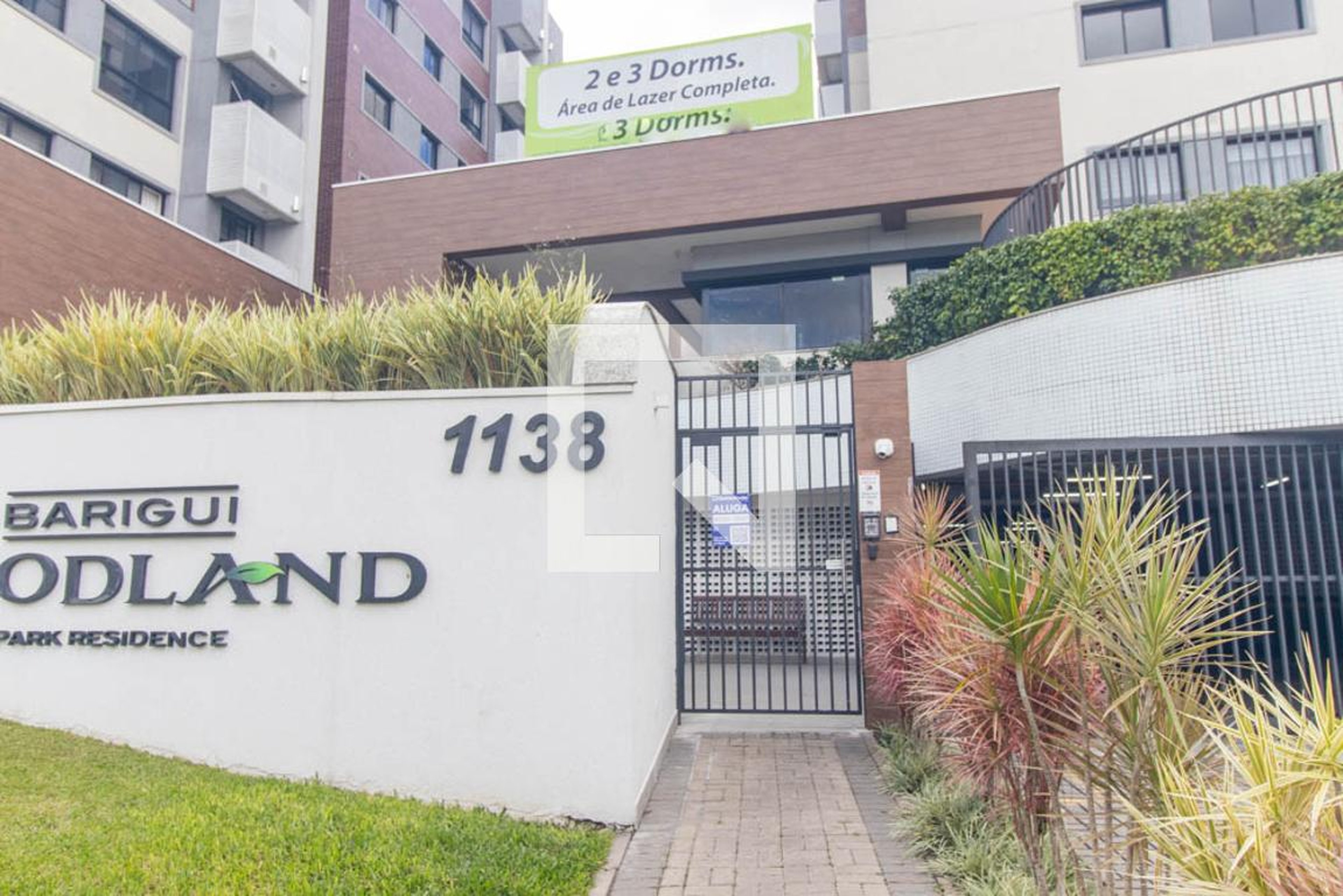 Fachada do Condomínio Condomínio Barigui Woodland