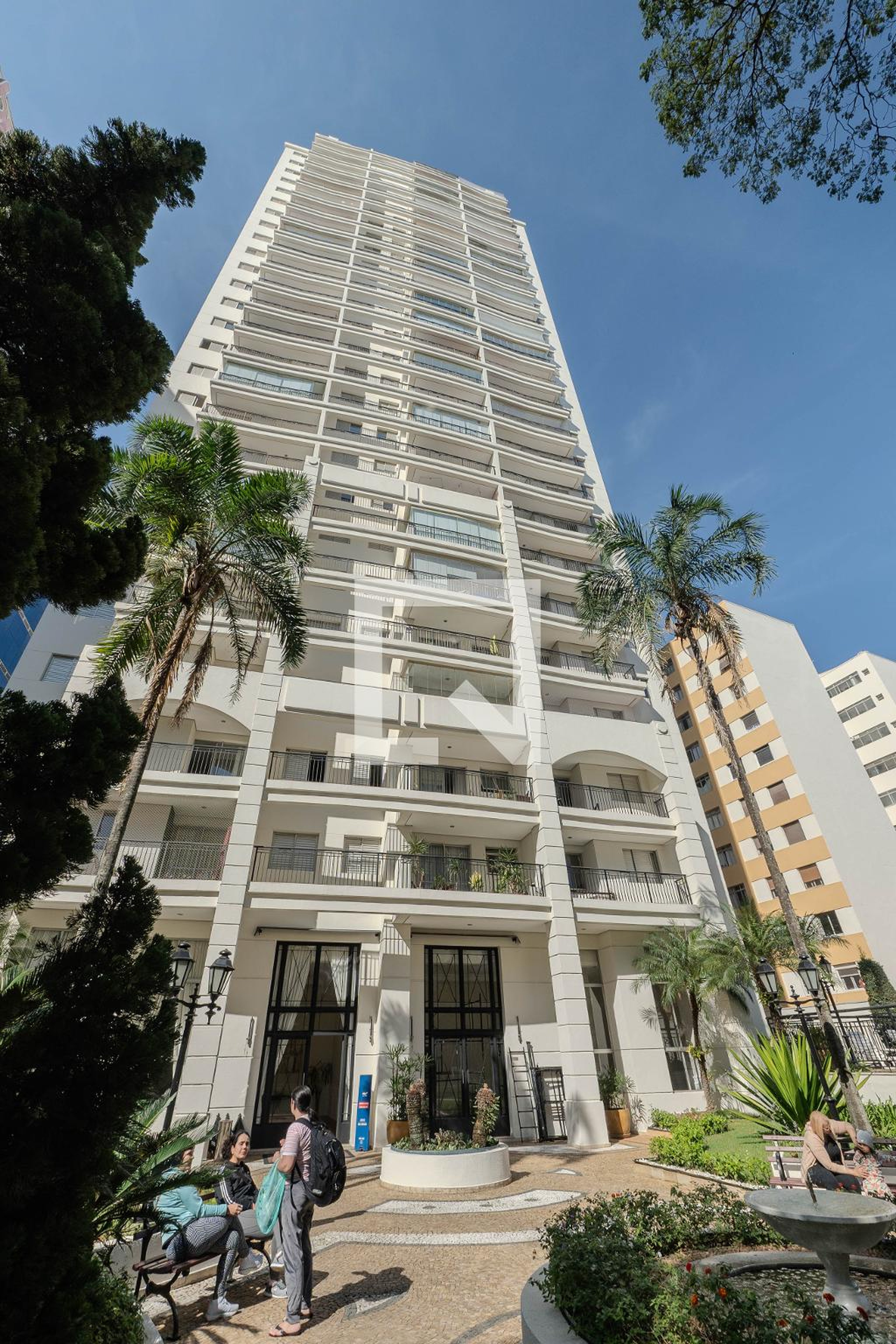 Fachada Condomínio em Rua Martiniano de Carvalho, 1089