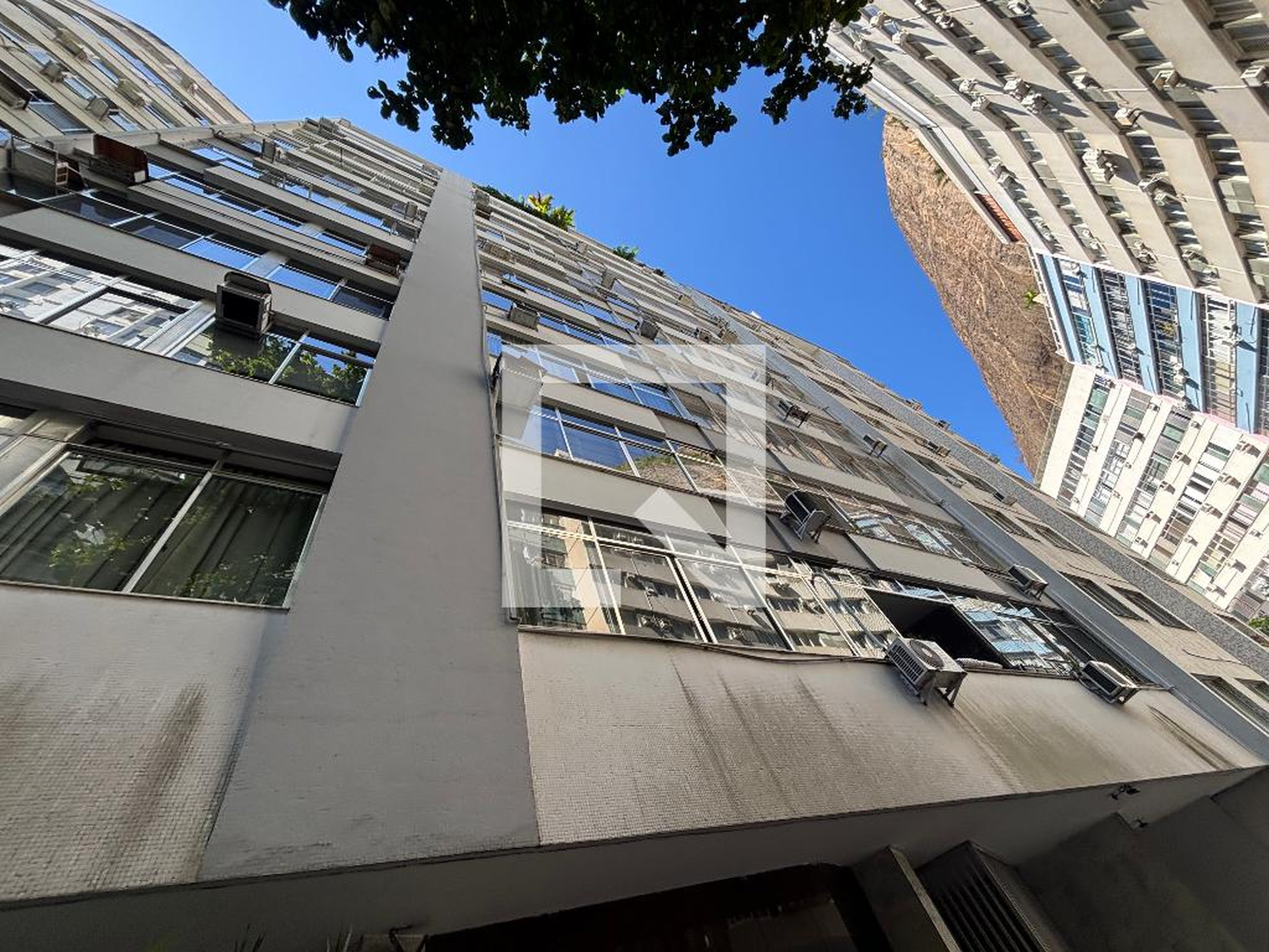 Fachada Condomínio em Rua Professor Gastão Bahiana, 150