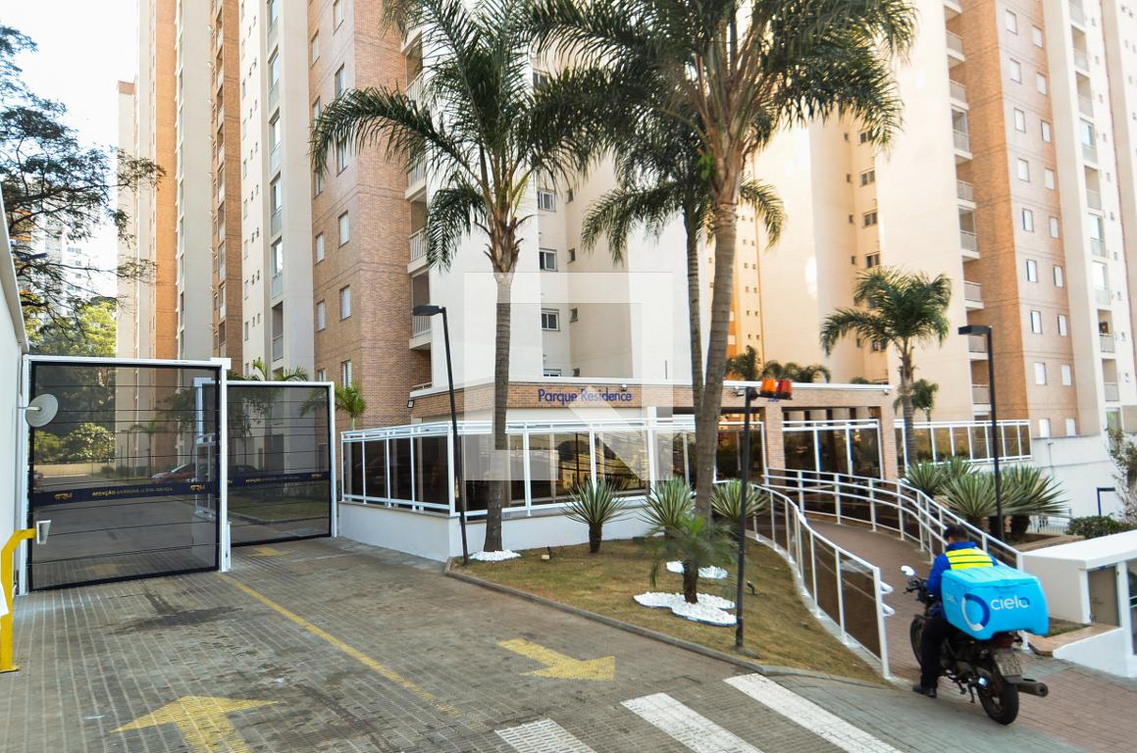 Fachada do Condomínio Condomínio Parque Residence