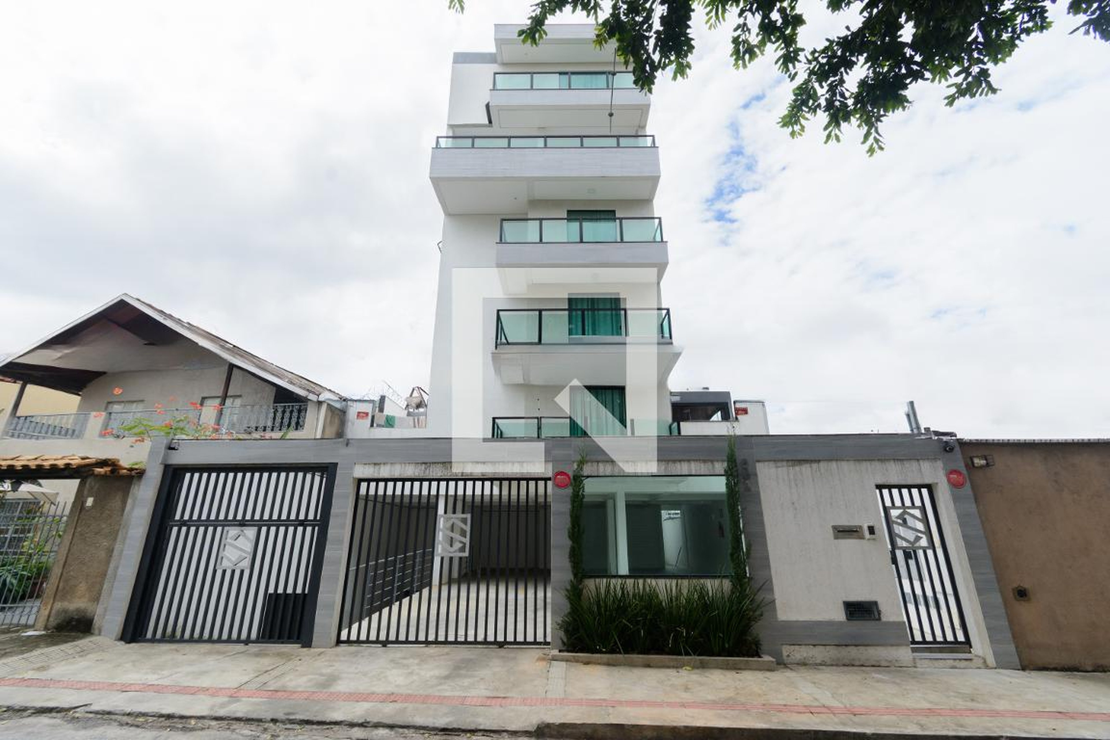 Fachada Condomínio em Rua Mojoara, 252