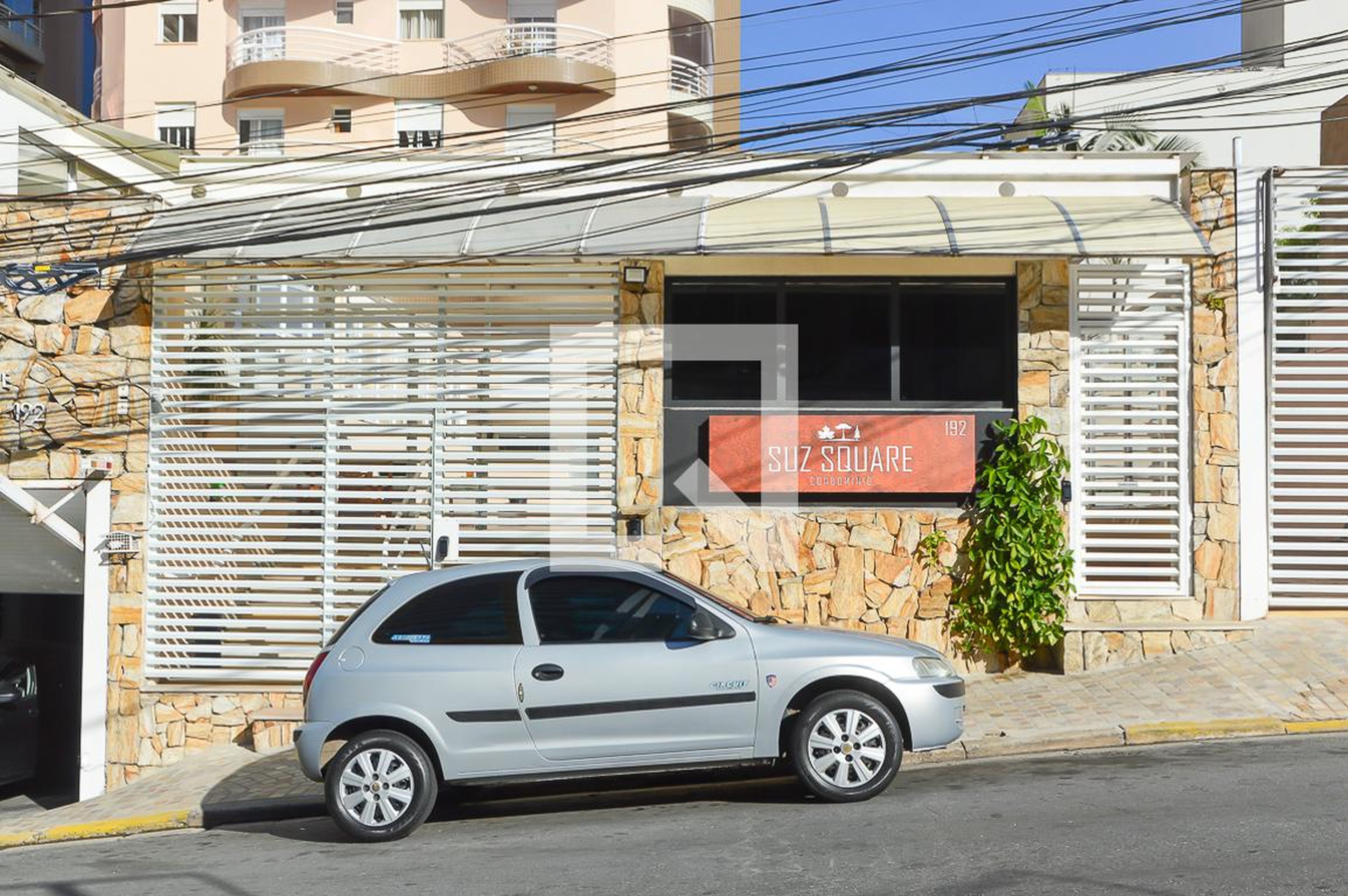 Fachada do Condomínio Condomínio Suz Square