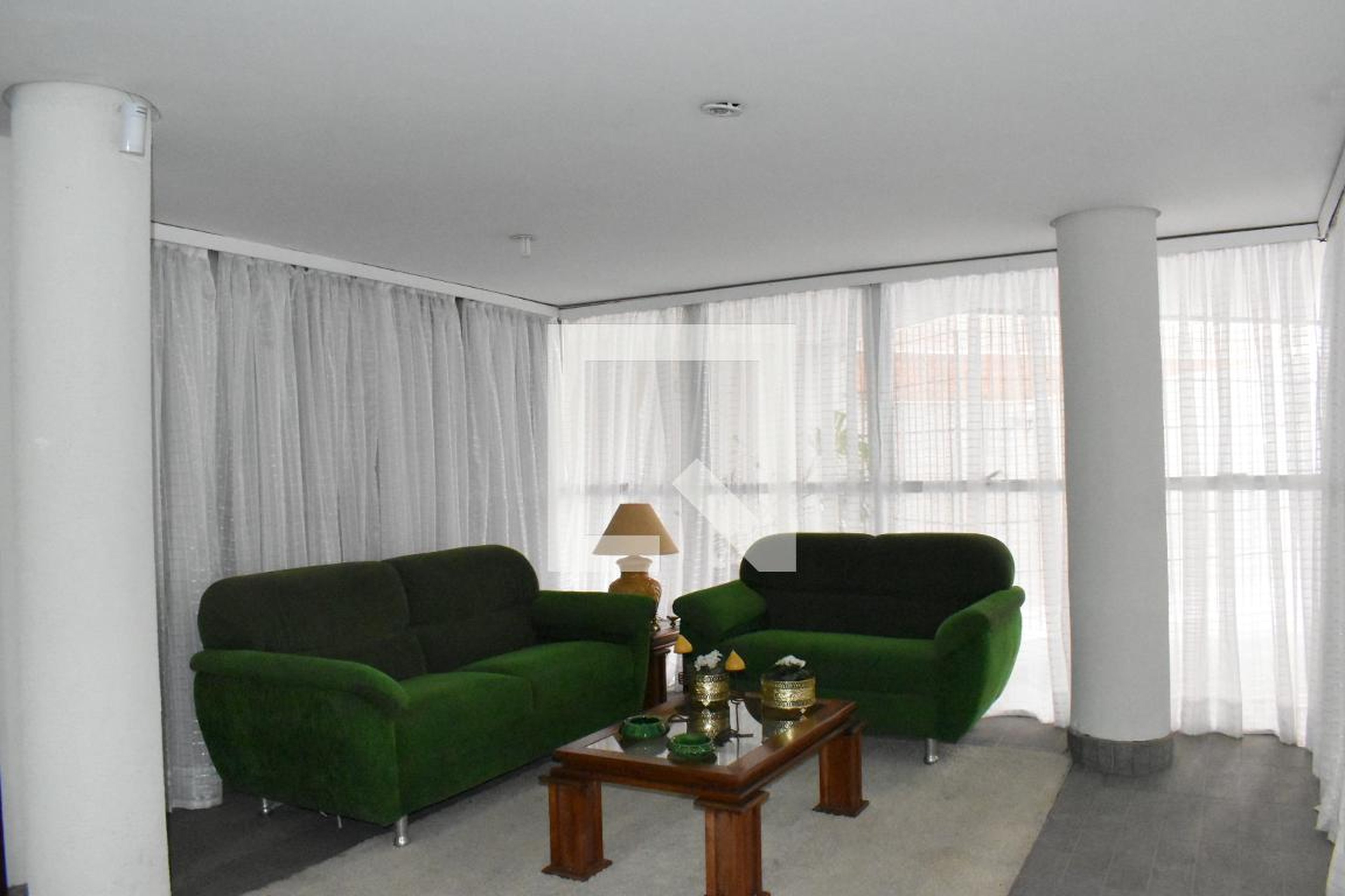 Hall de entrada Condomínio em Rua Treze de Maio, 1158