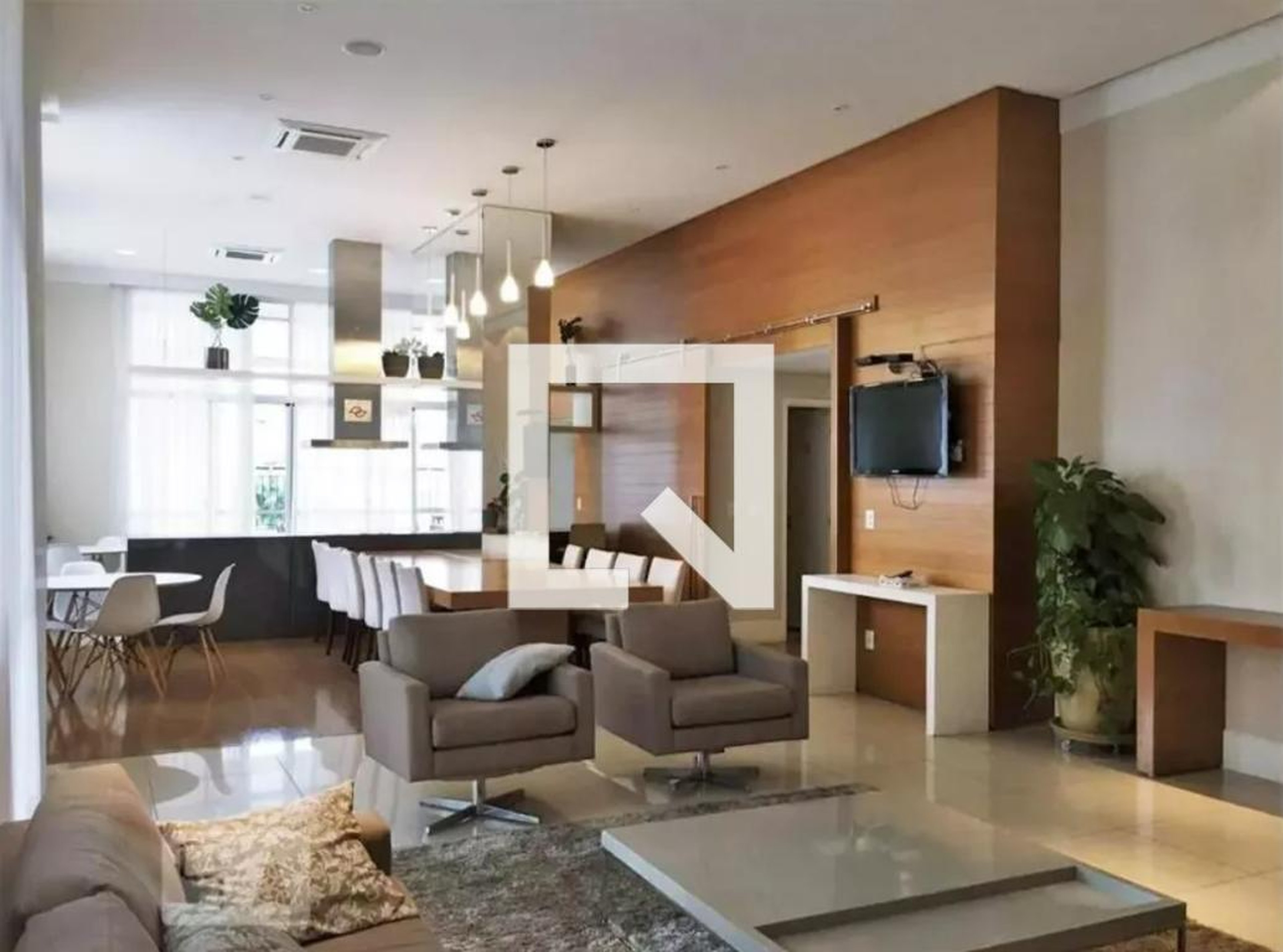 Hall - Floris Santana