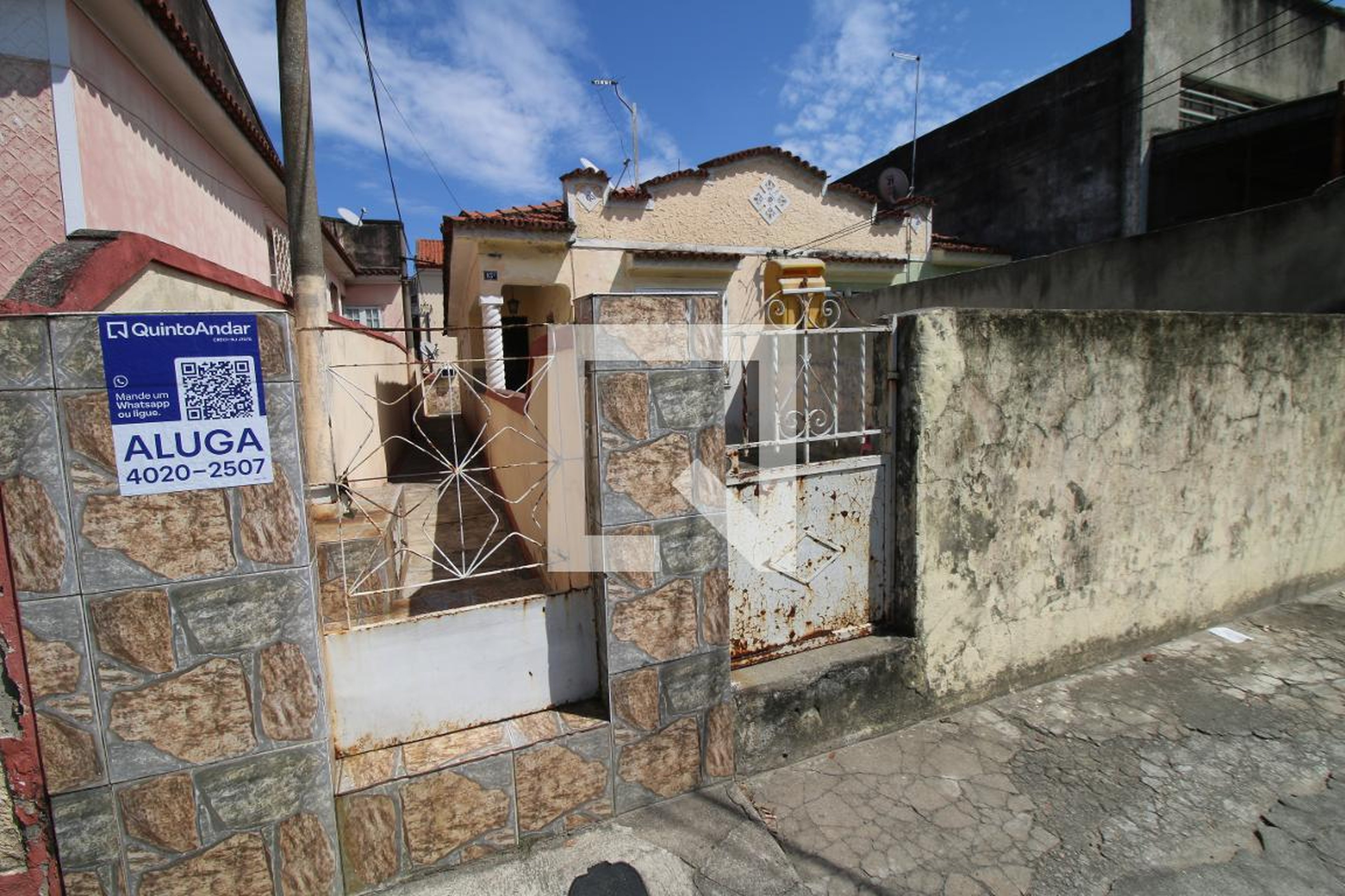 Fachada Condomínio em Rua Luísa Prata, 93