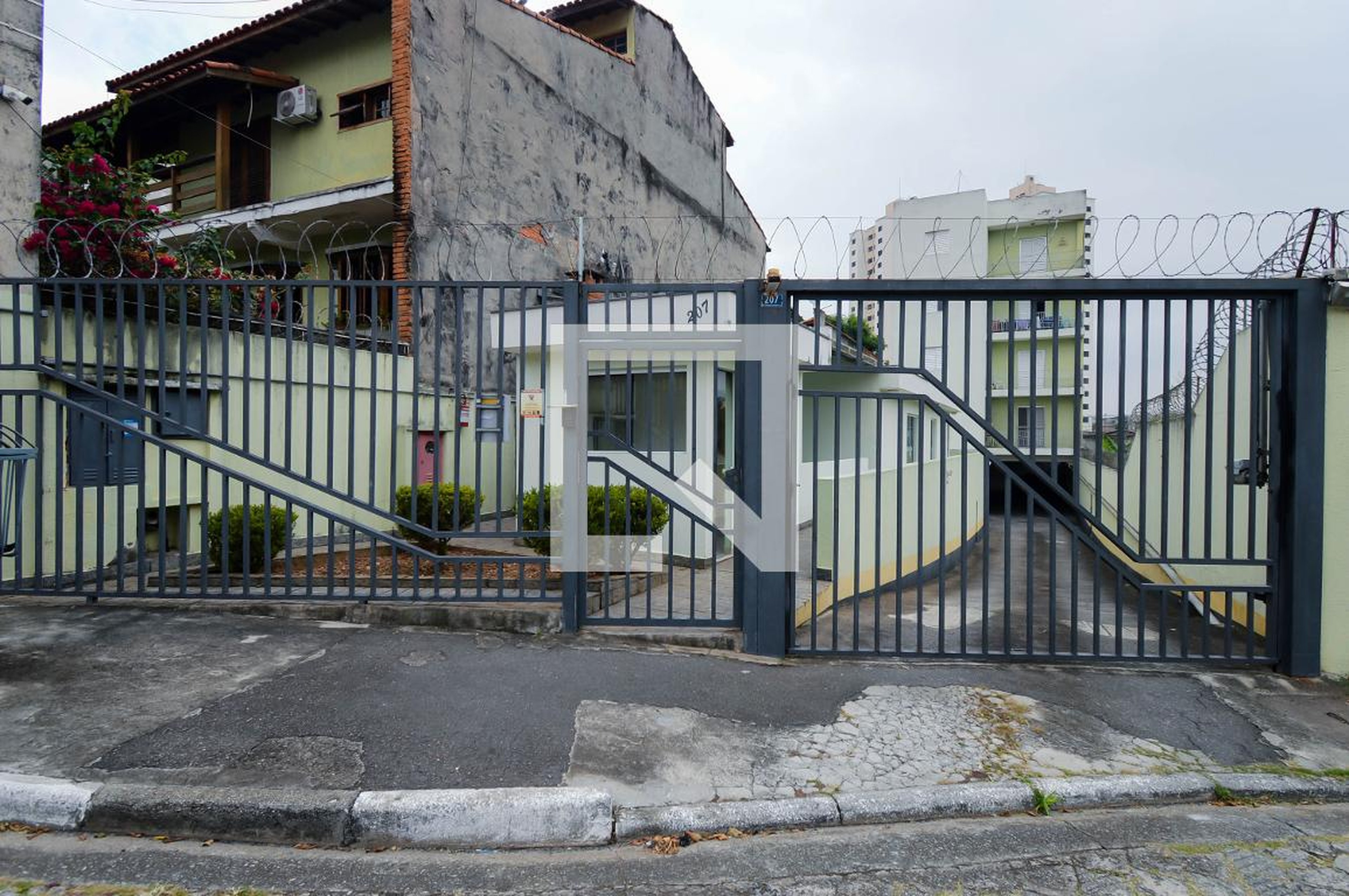 Fachada do Prédio Condomínio em Rua Paraíba do Sul, 207