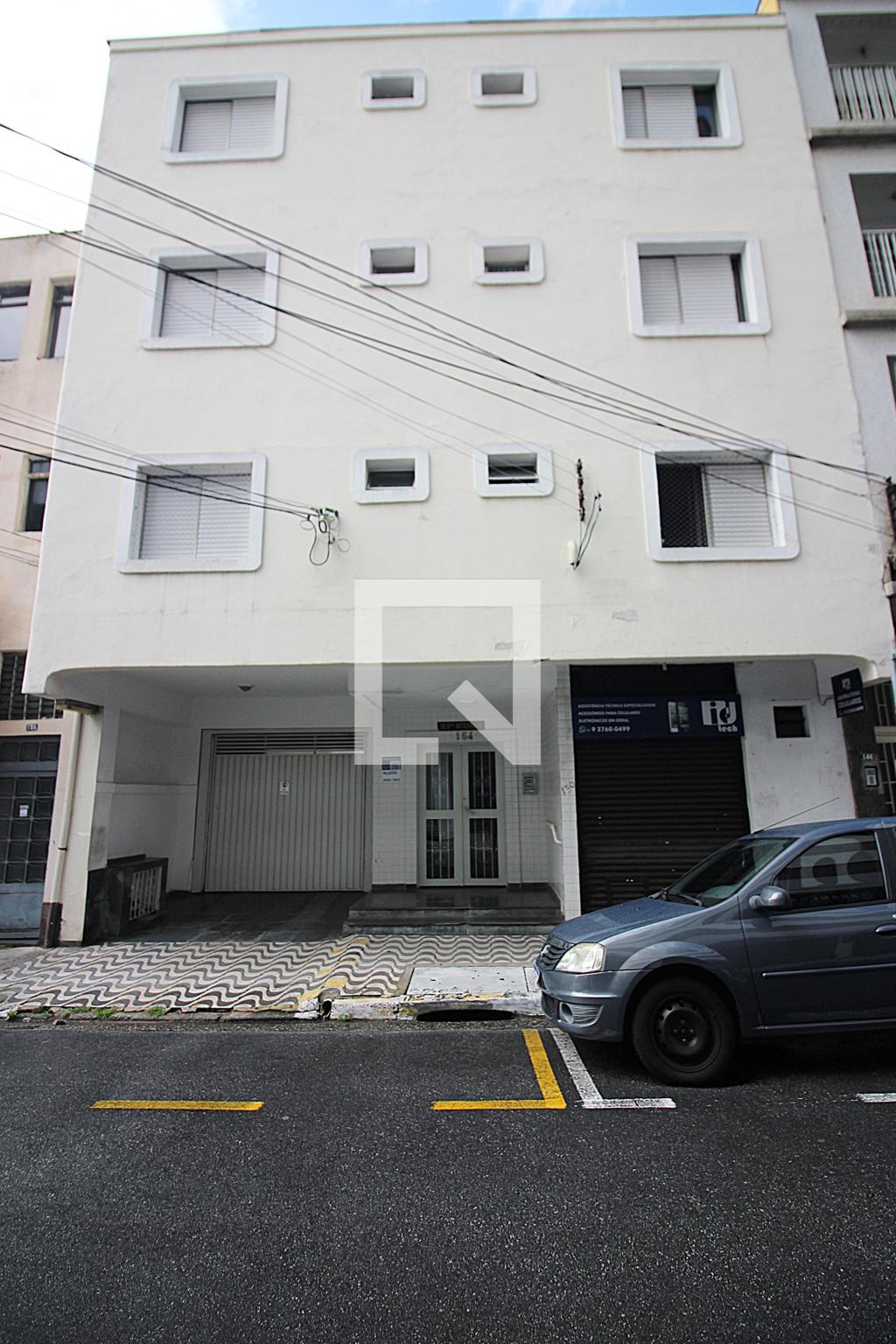 Fachada Condomínio em Rua Helena Jacquey, 154