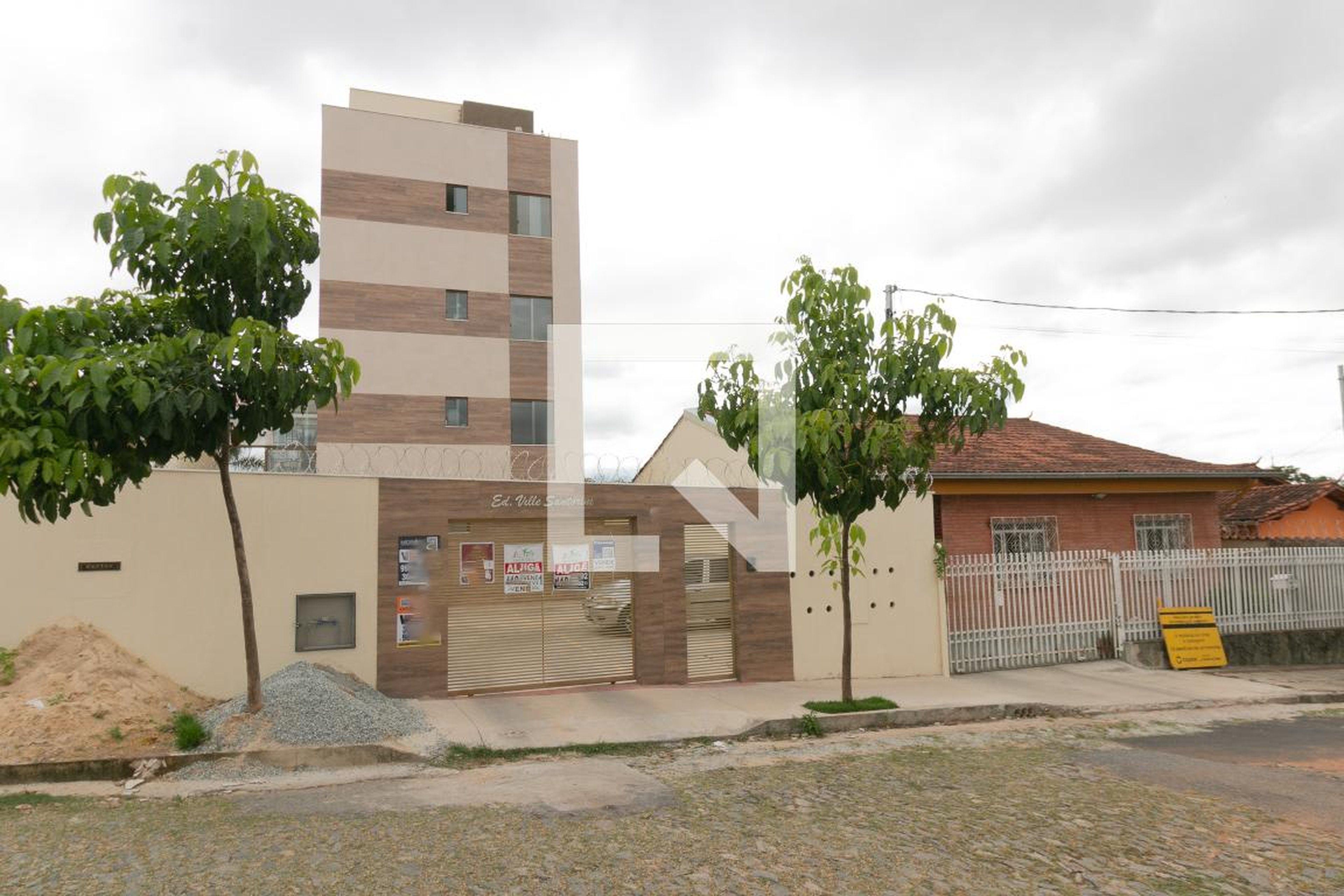 Fachada Condomínio em Rua Armando Pinto Monteiro, 96