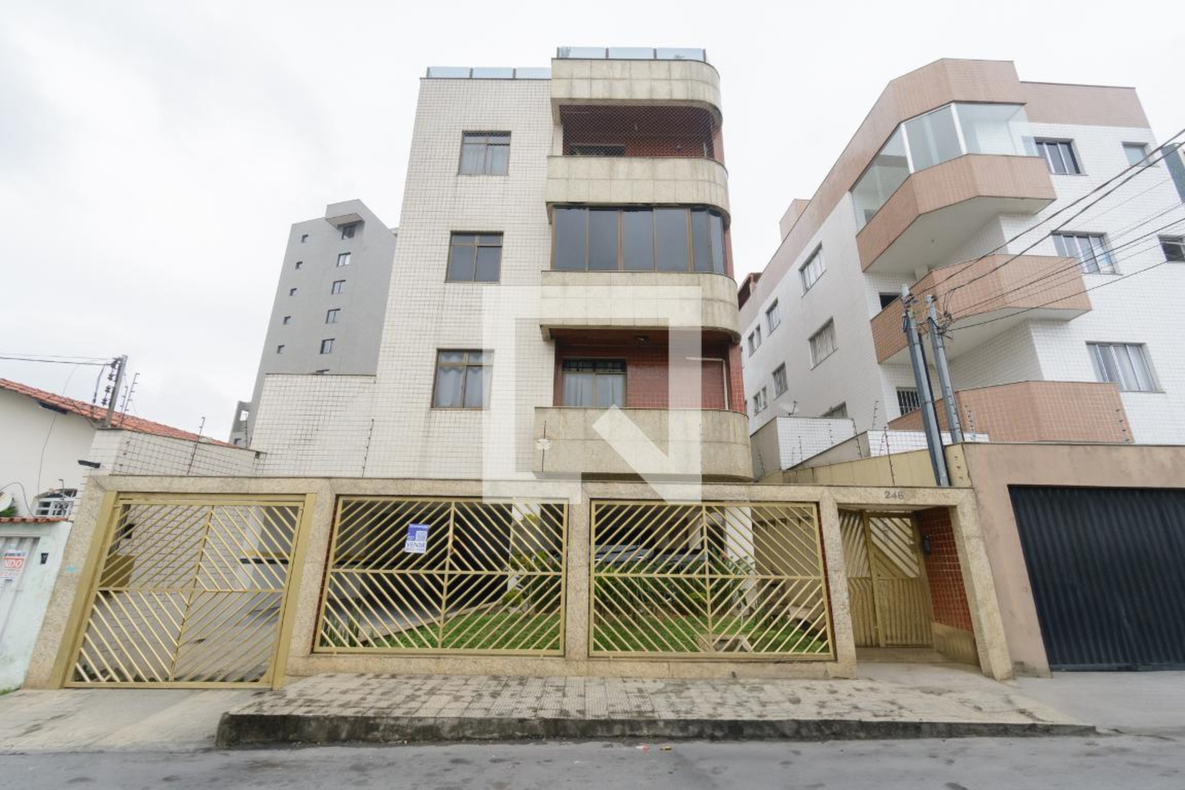 Fachada Condomínio em Rua dos Jatobás, 246