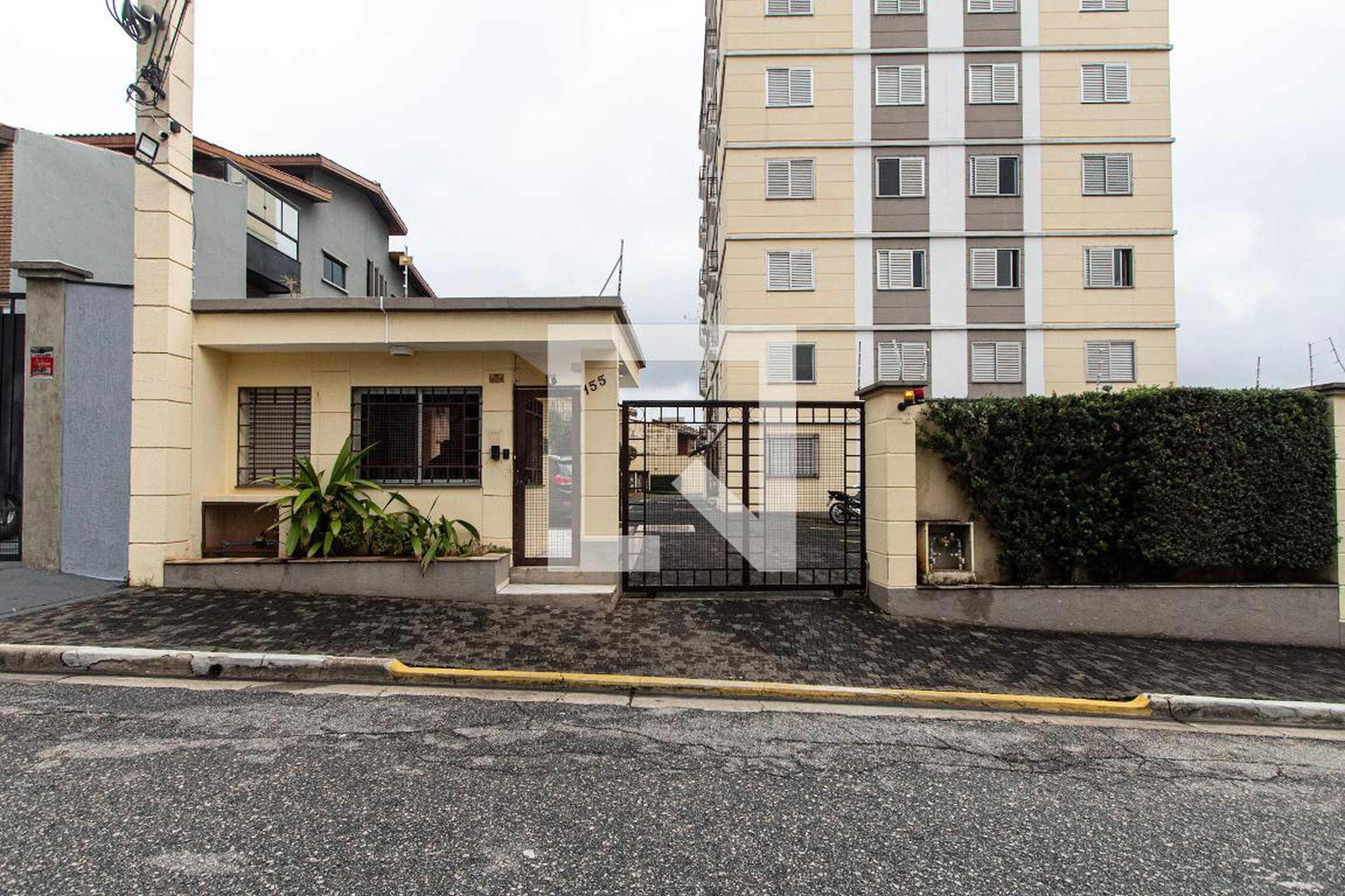 Fachada Condomínio em Rua Bartolomeu Bueno, 33