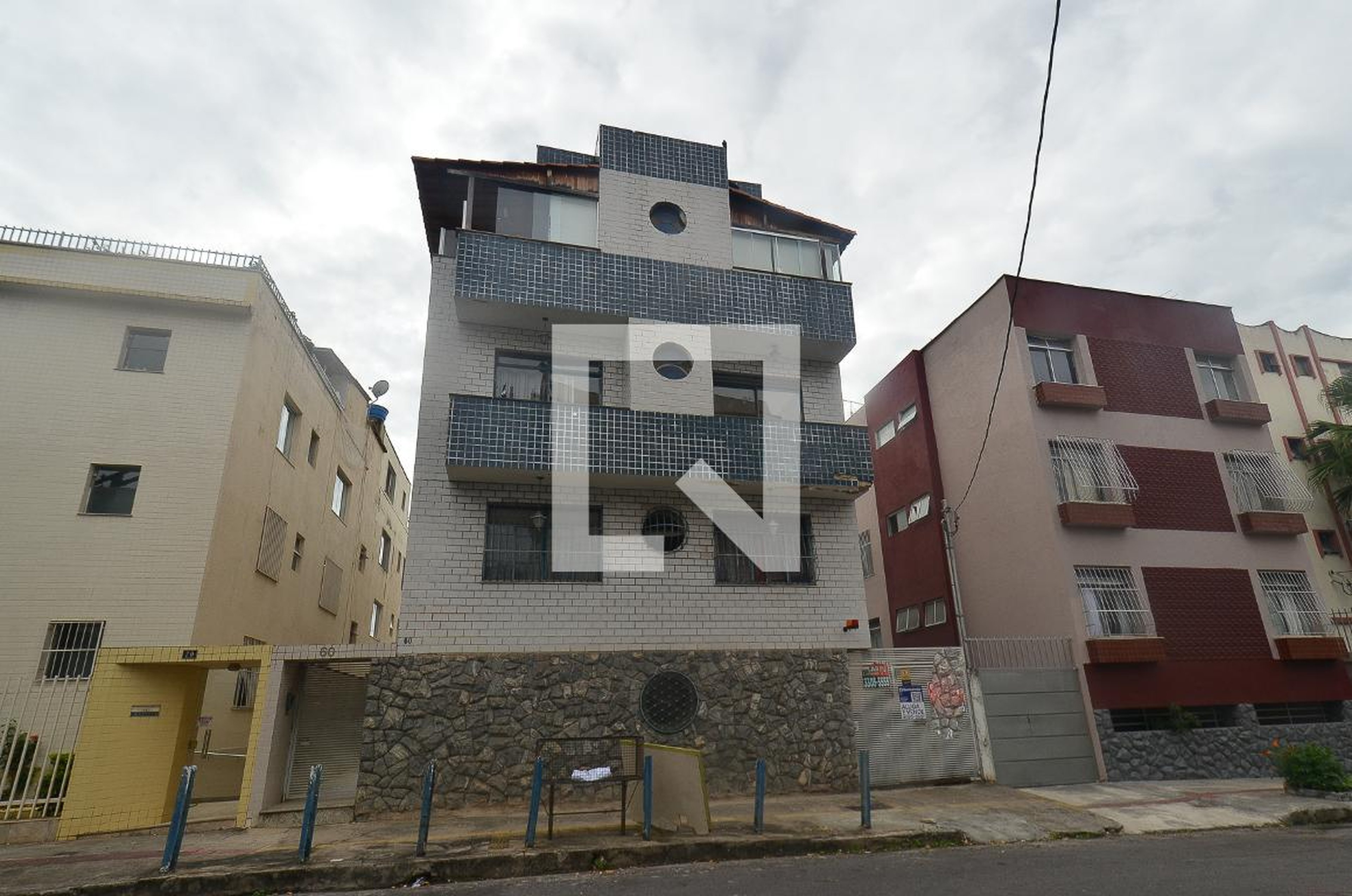 Fachada Condomínio em Rua Francisco de Paula Castro, 60