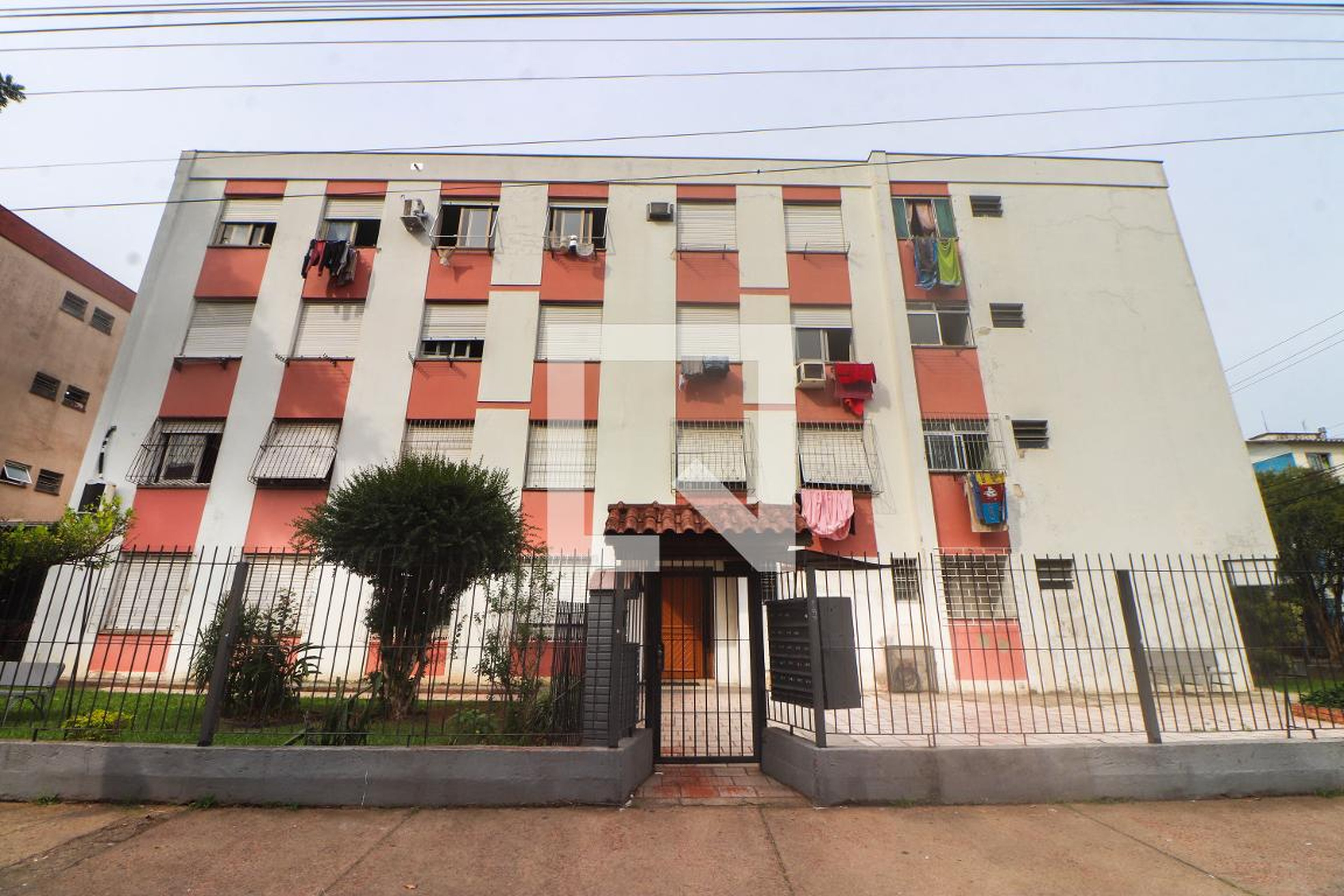 Fachada Condomínio em Rua Doutor Carlos Maria Bins, 150