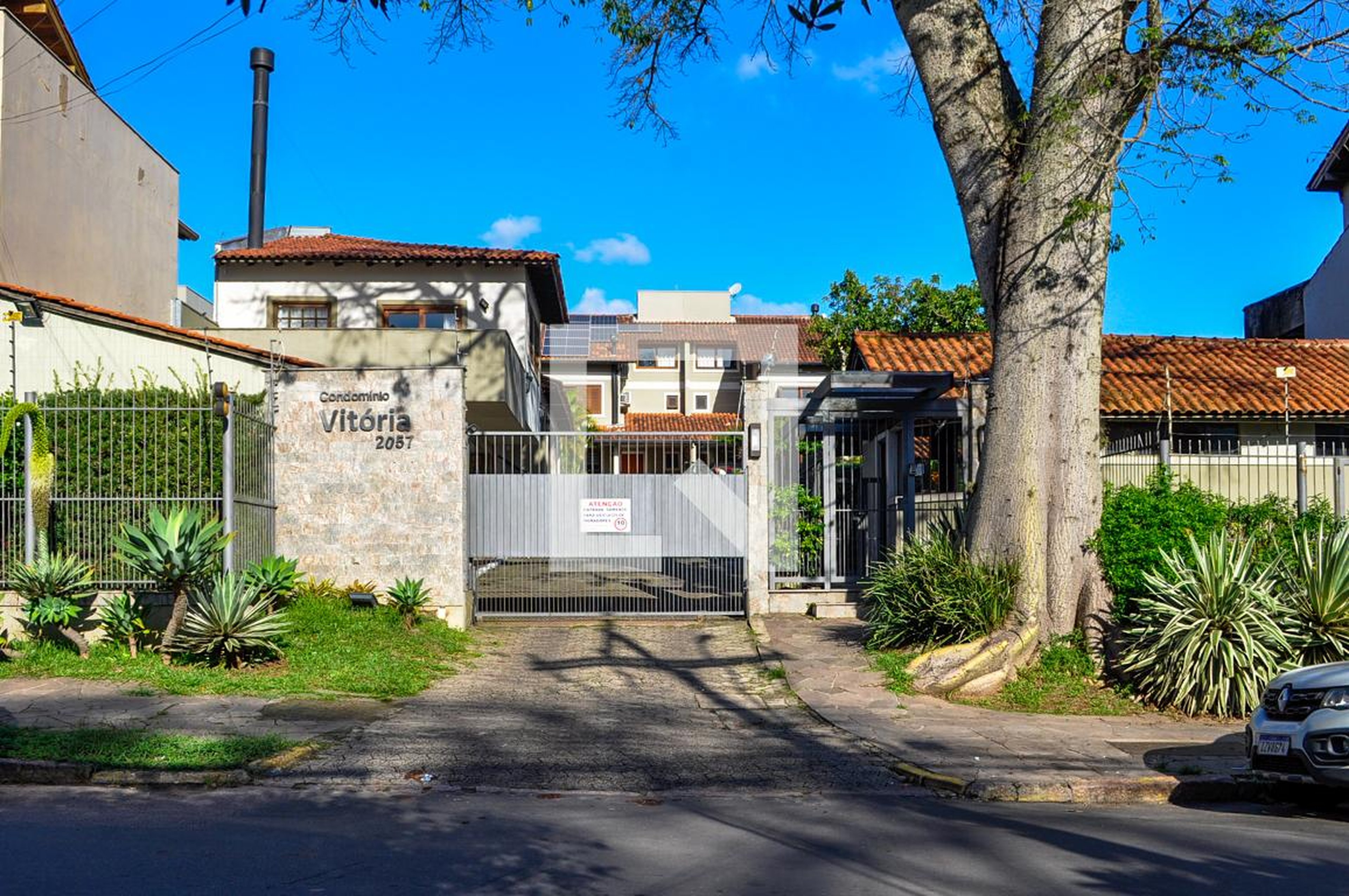 Fachada do Condomínio Condomínio Vitória