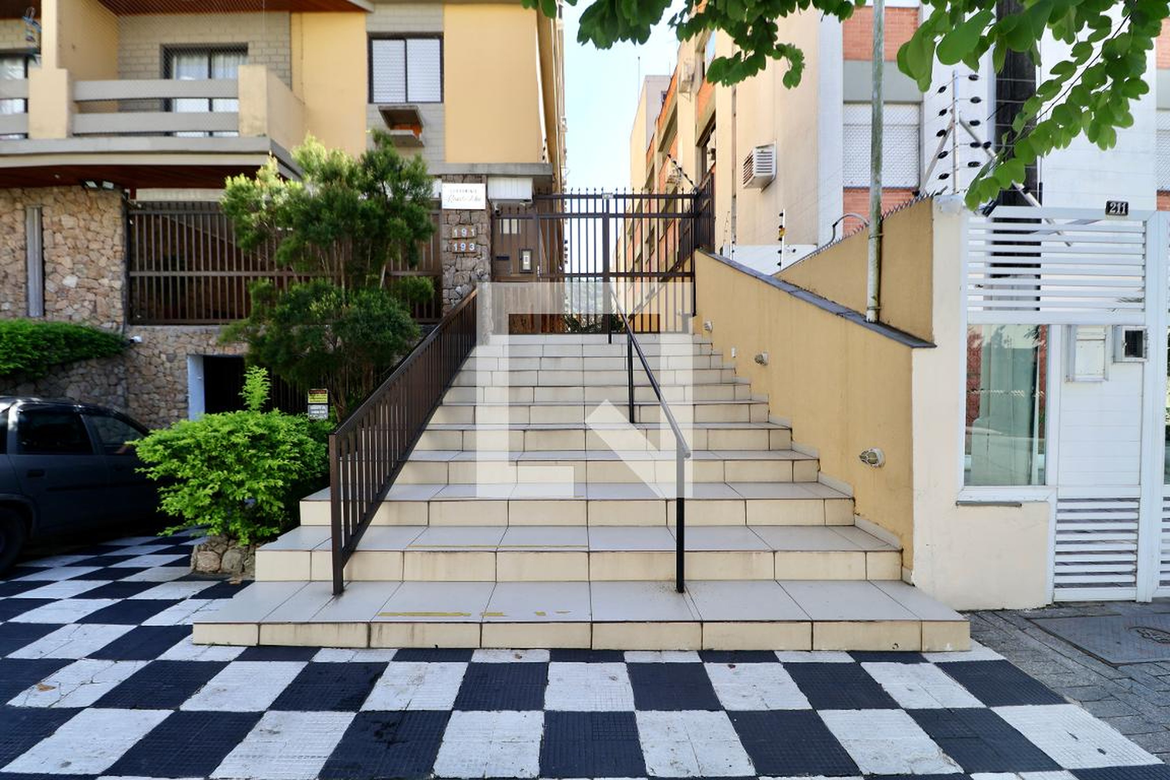 Fachada Condomínio em Rua Campos Sáles, 193