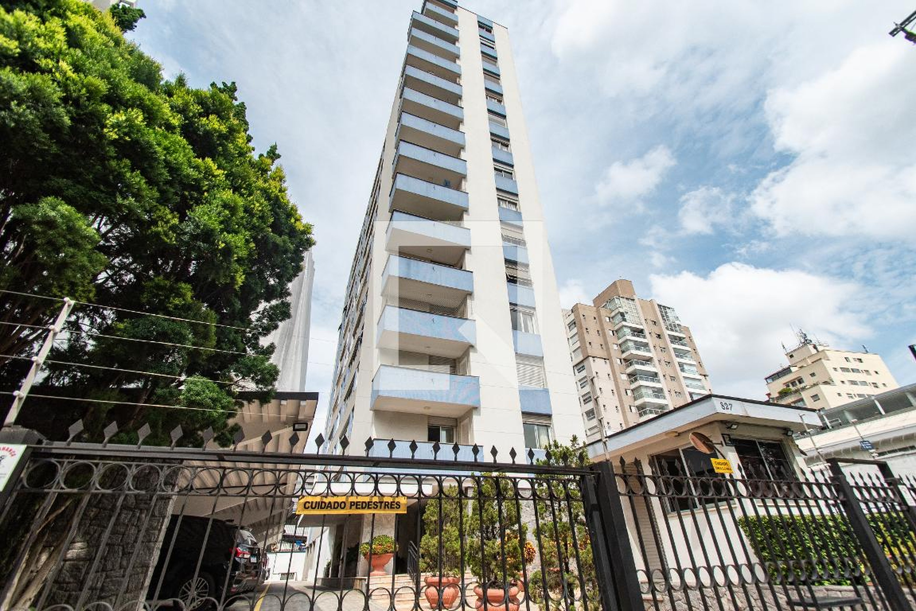 Fachada Condomínio em Rua Joaquim Távora, 807