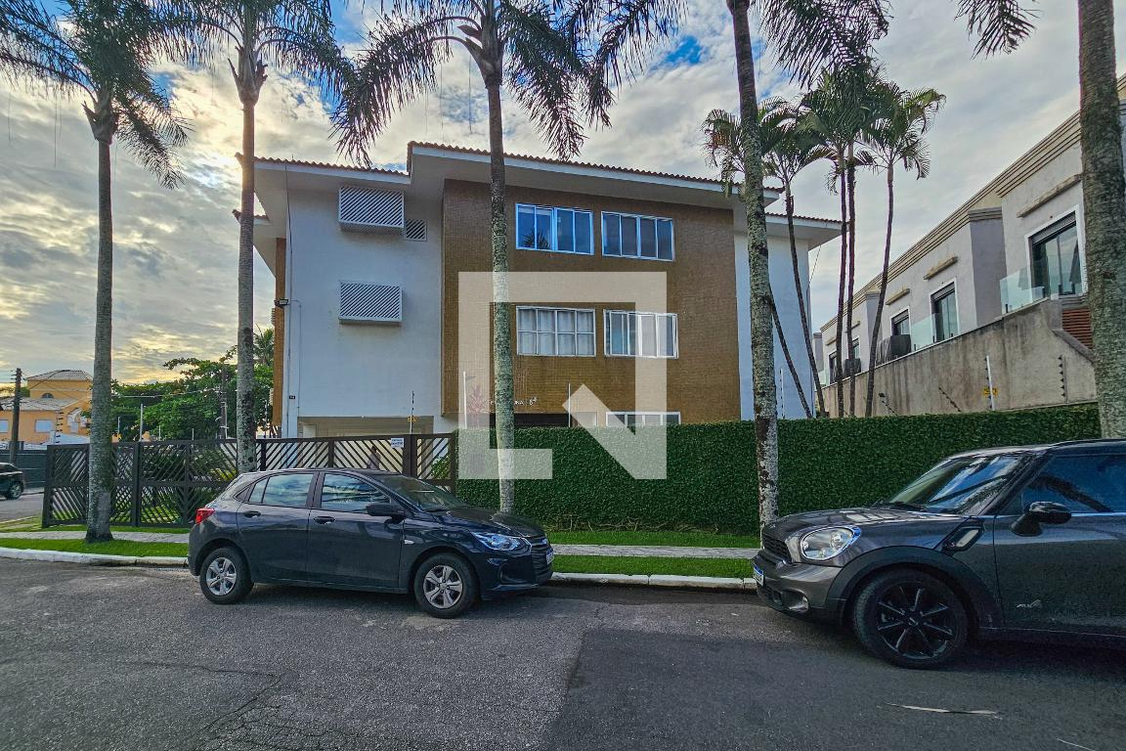 Fachada Condomínio em Rua Alcídes Pageti, 84