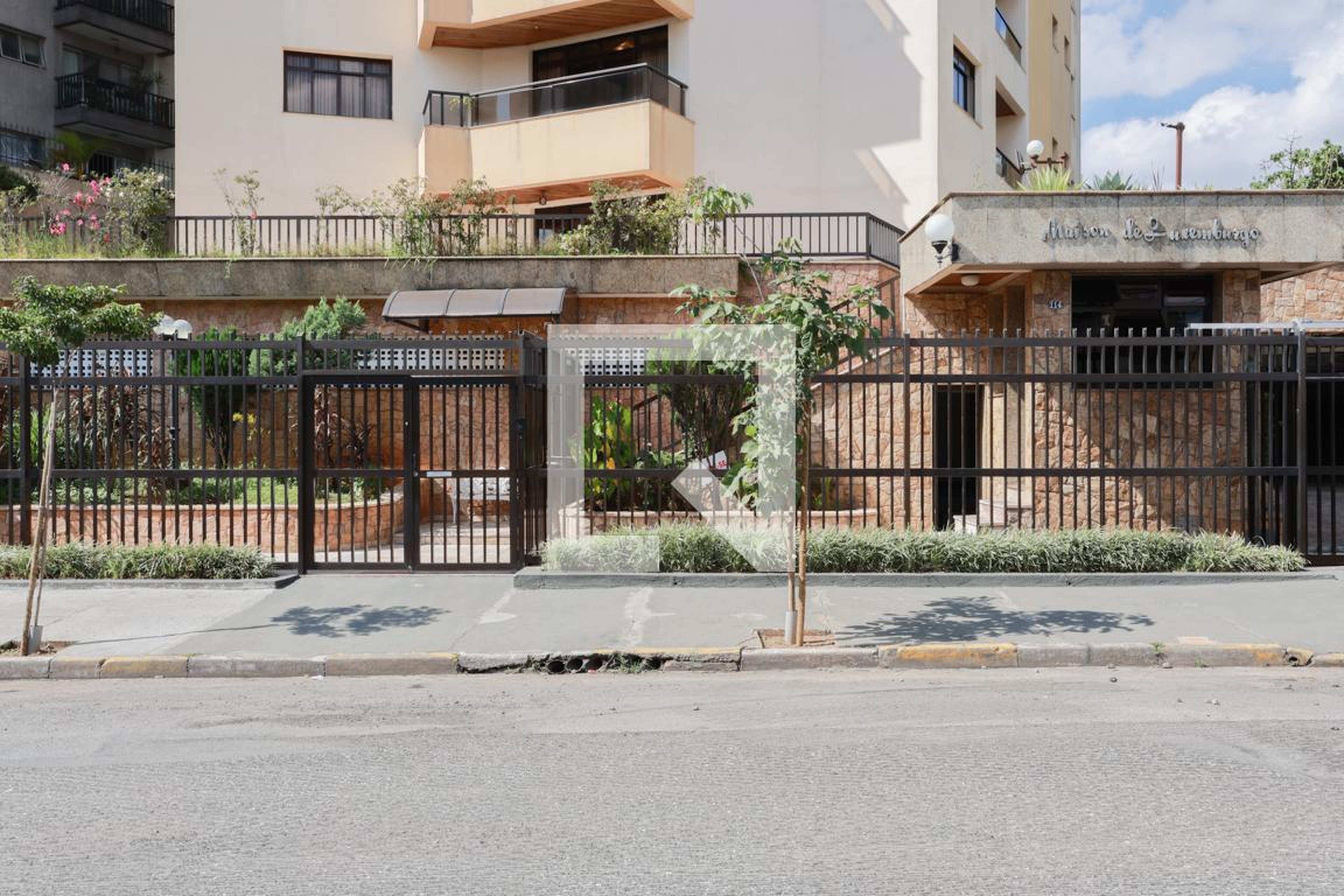 Fachada do condomínio Condomínio Maison de Luxemburgo