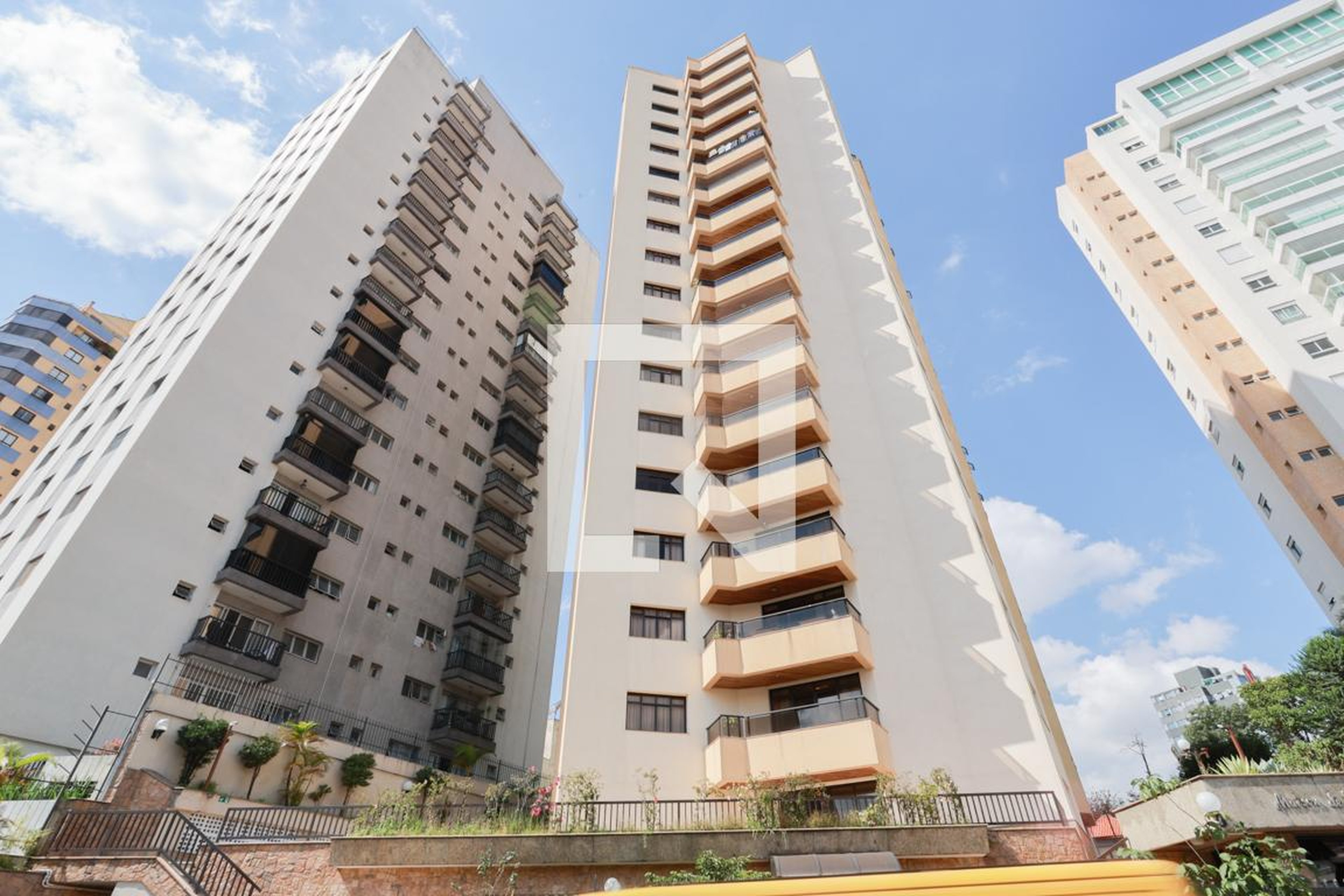 Fachada do prédio Condomínio Maison de Luxemburgo