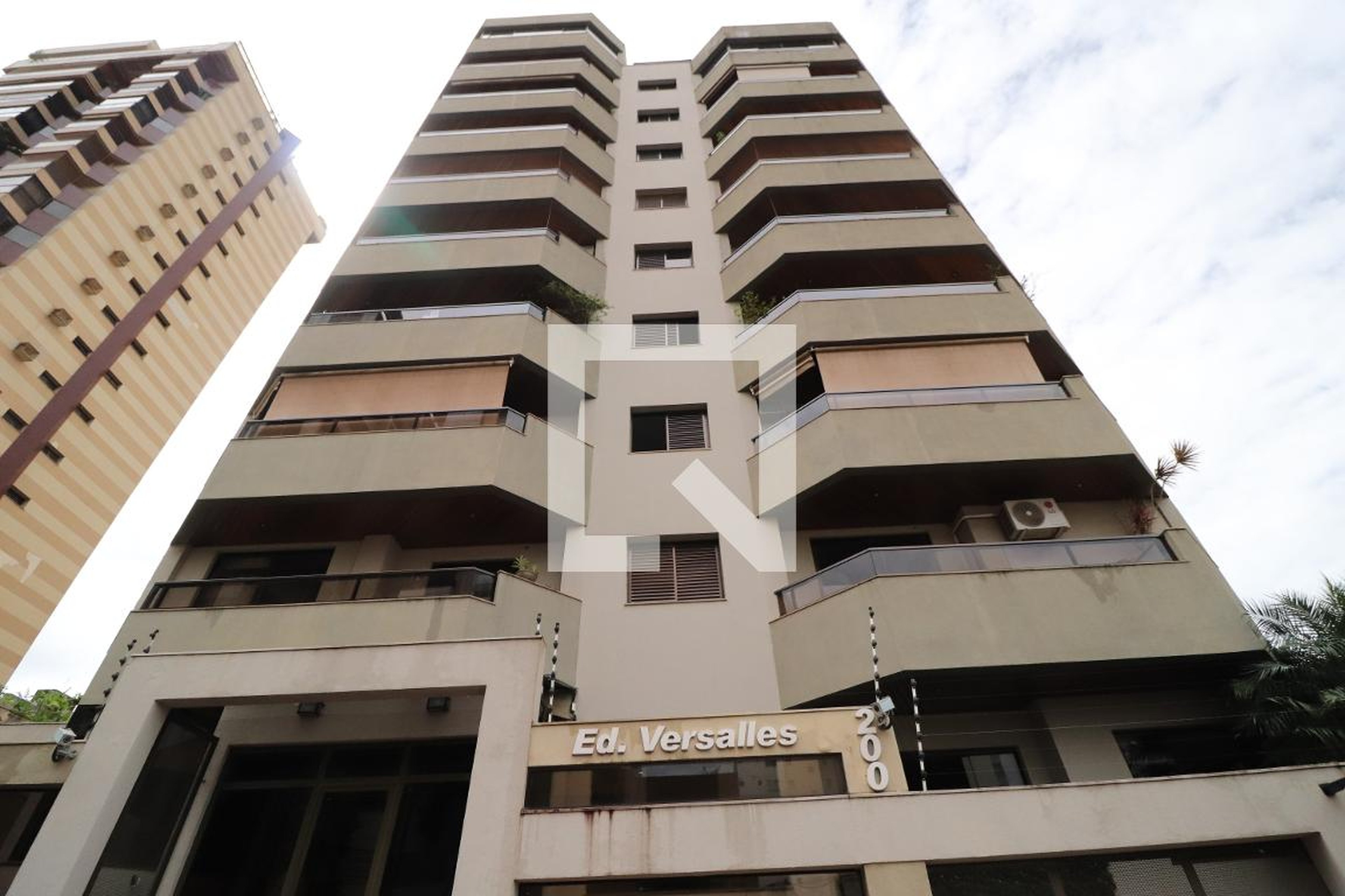 Fachada Condomínio em Rua Rodrigues da Cunha, 200