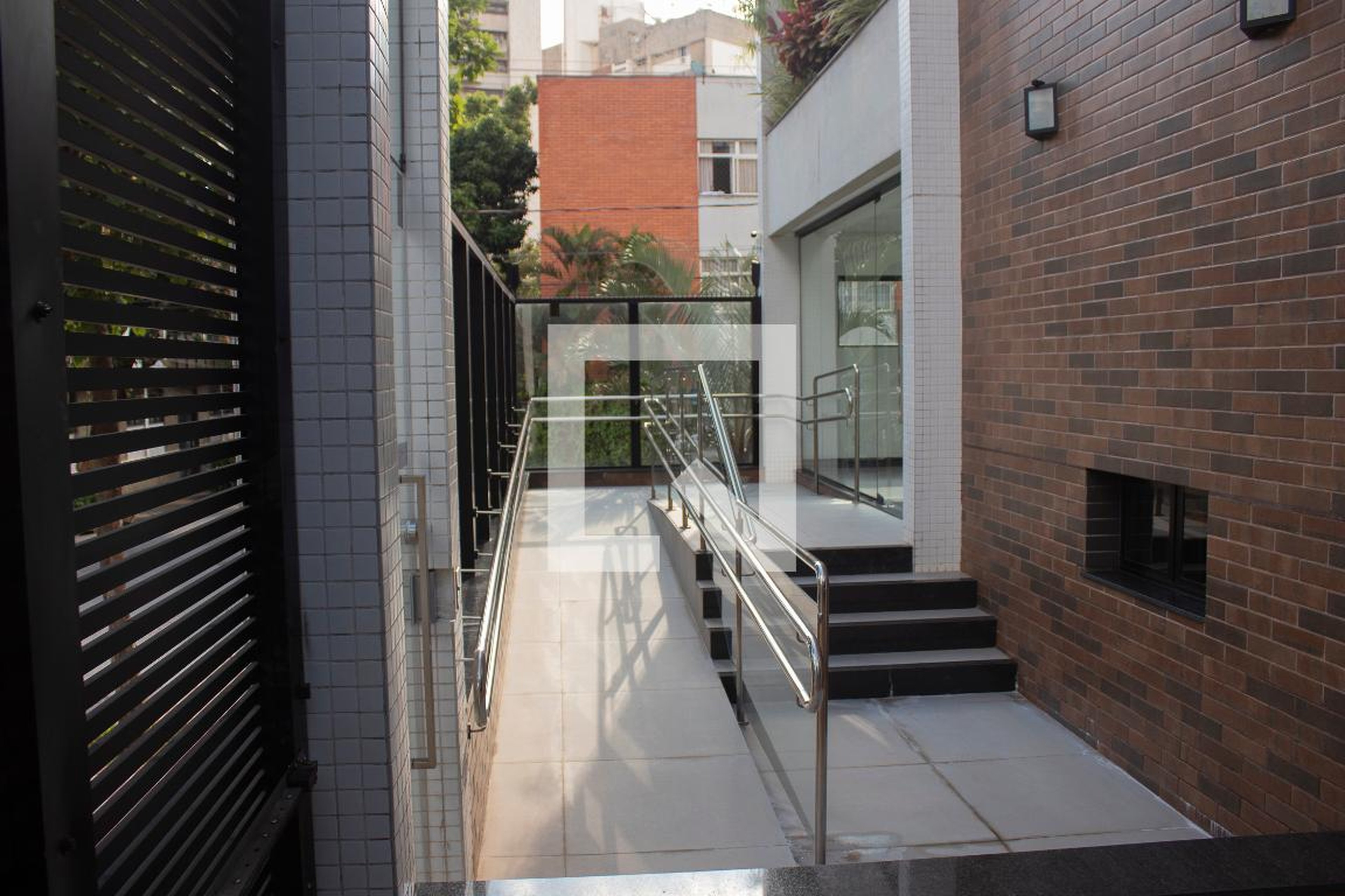 Hall de entrada Condomínio em Rua Henrique Passini, 81