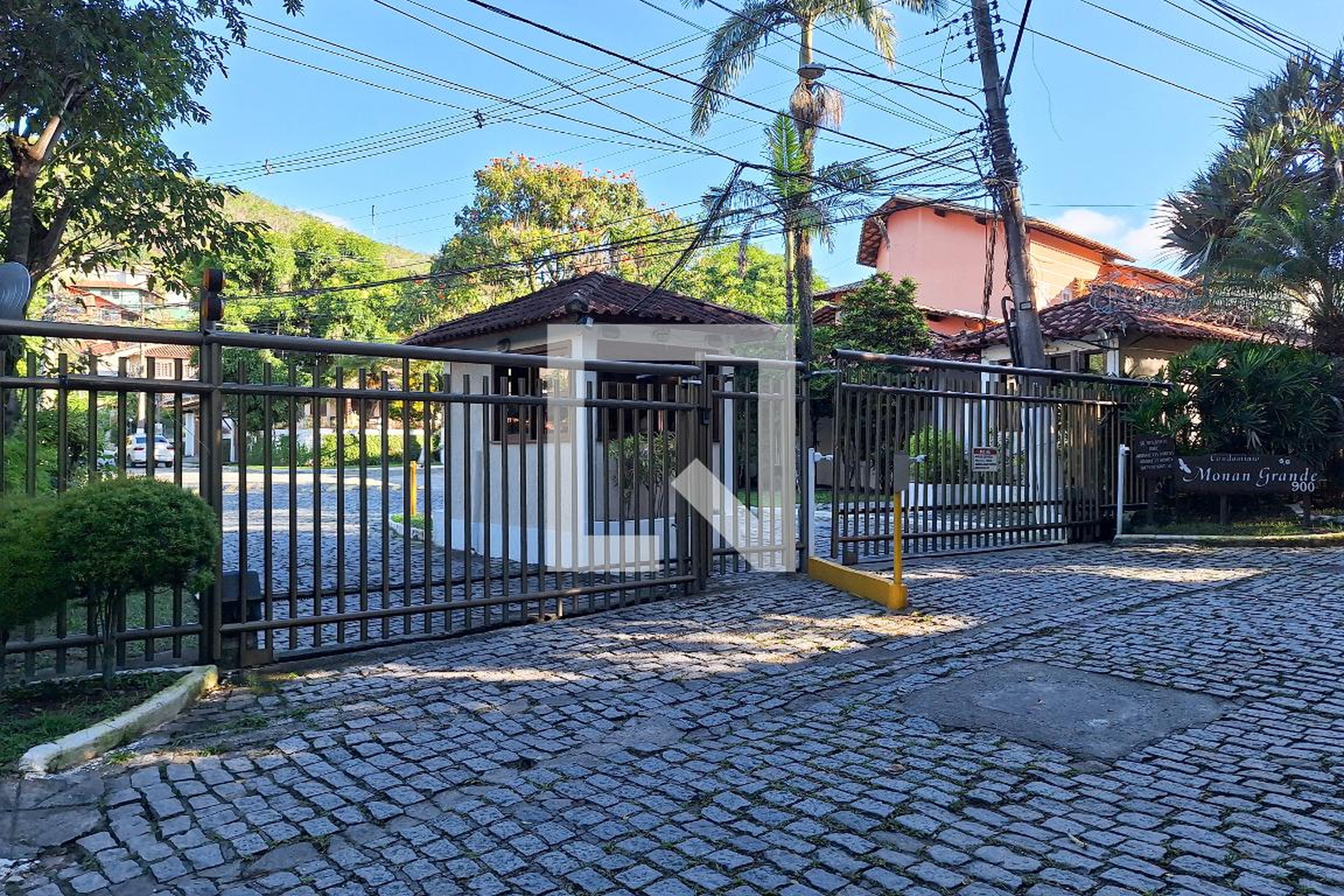 Fachada do Condomínio Condomínio em Estrada Francisco da Cruz Nunes, 900