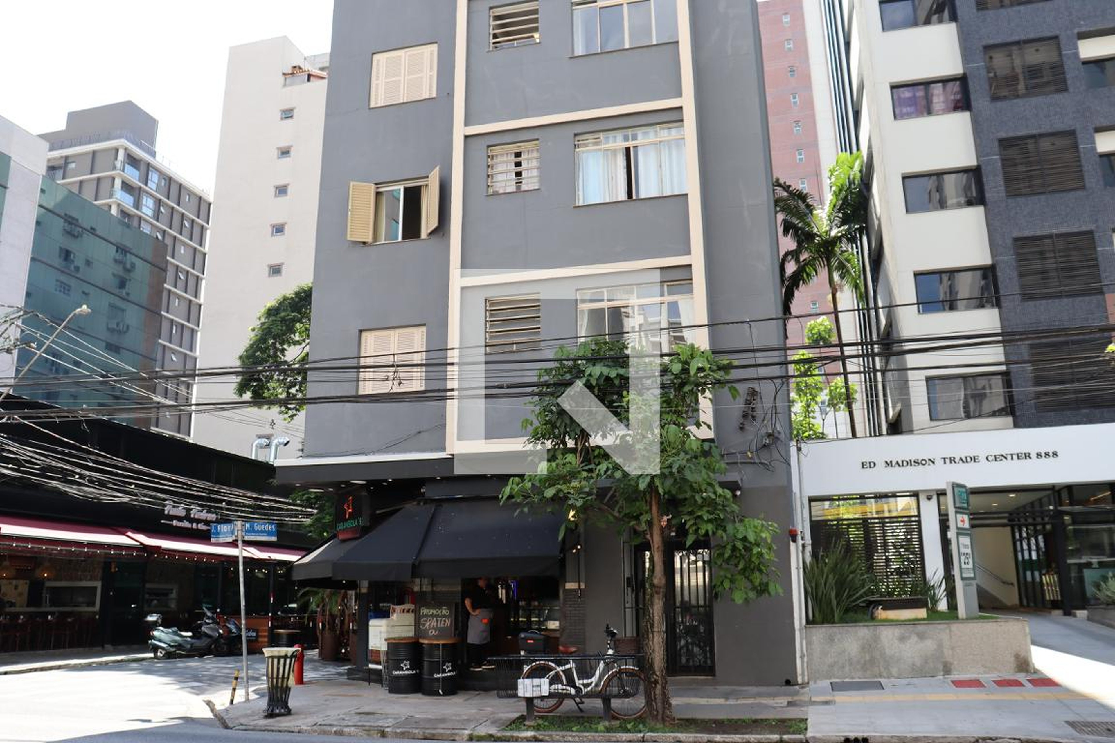 Fachada Condomínio em Rua Joaquim Floriano, 829