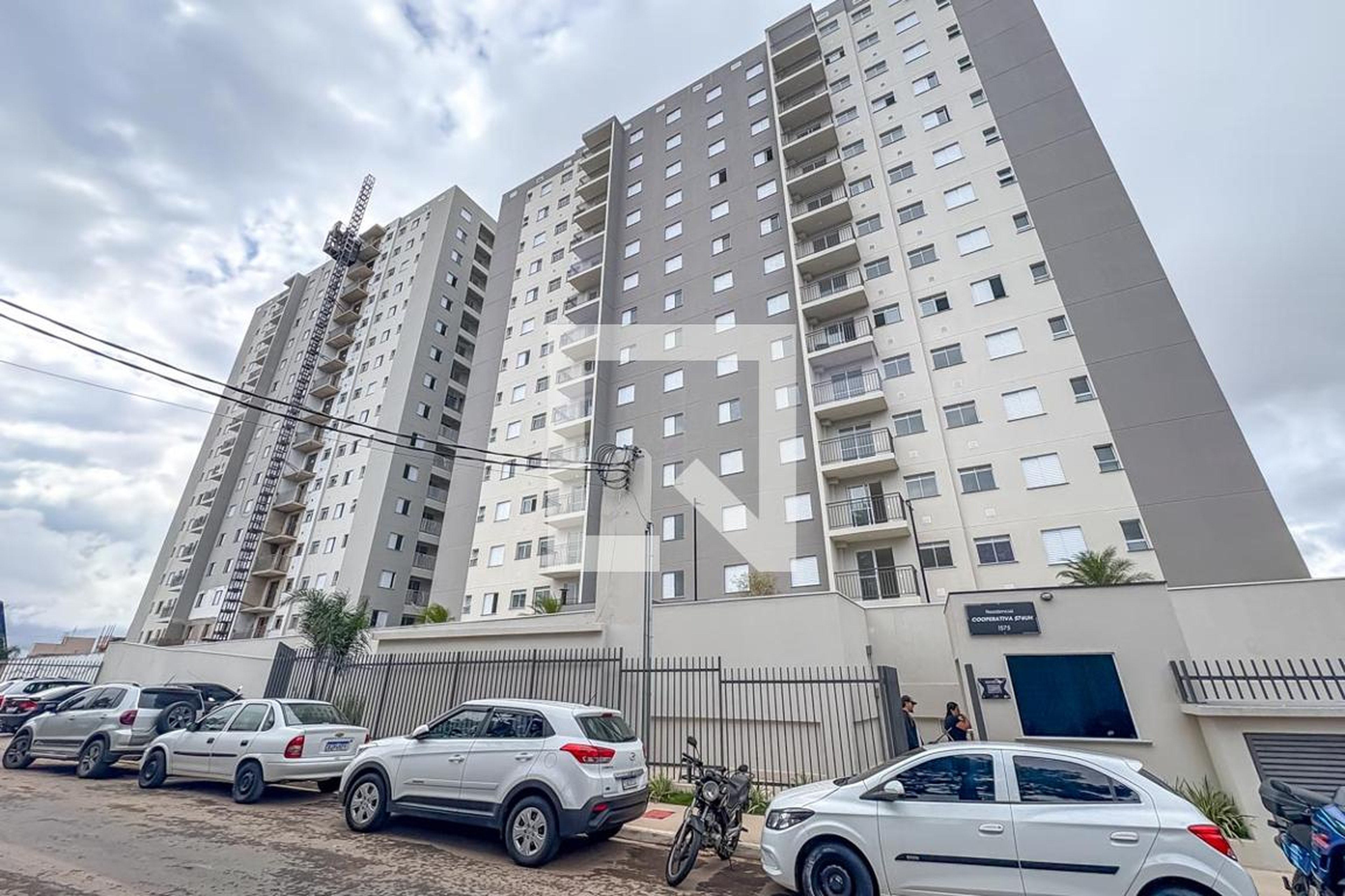 Fachada Condomínio em Rua Camile Flamarion, 50