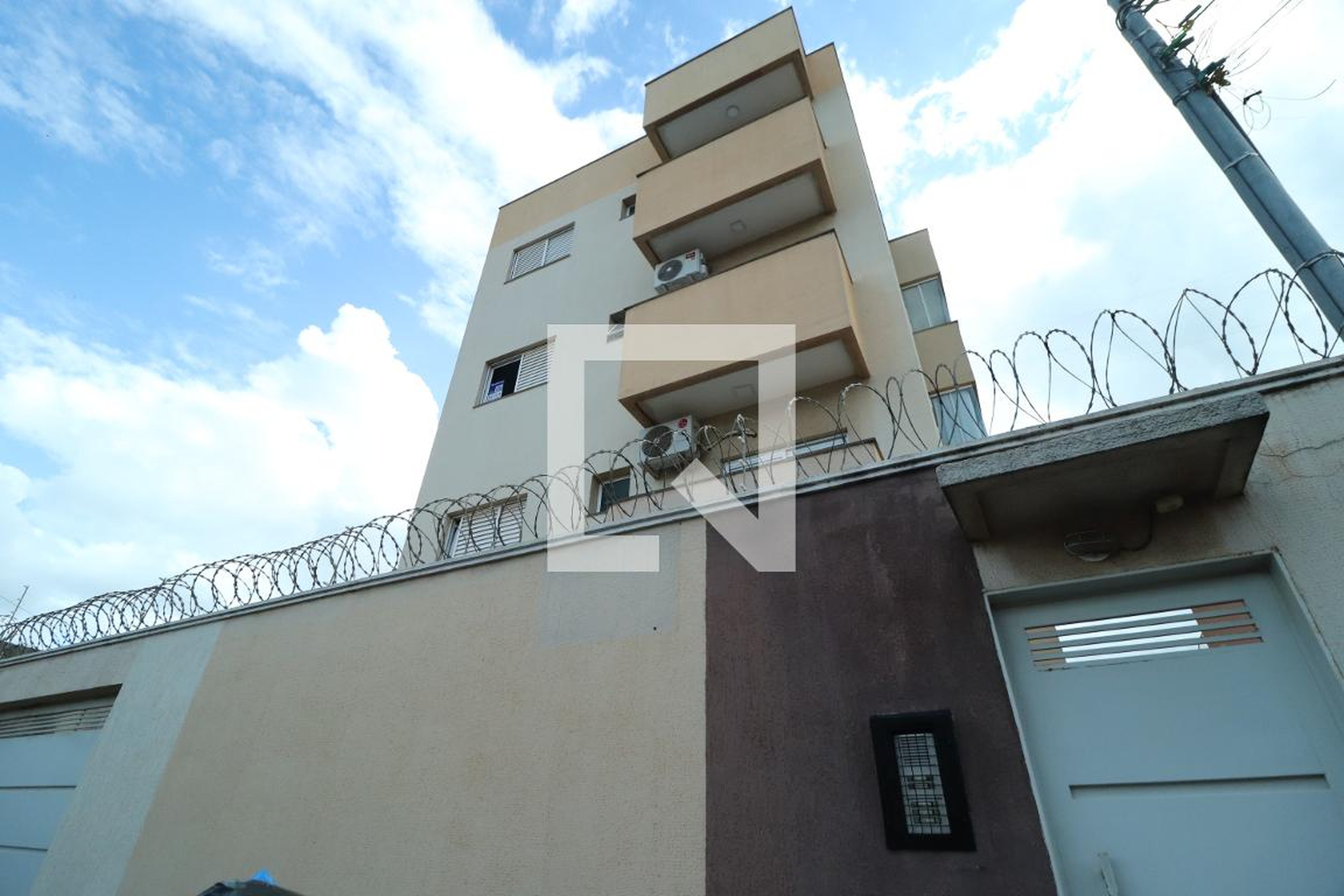 Fachada Condomínio em Rua Sebastião José Sobrinho, 94