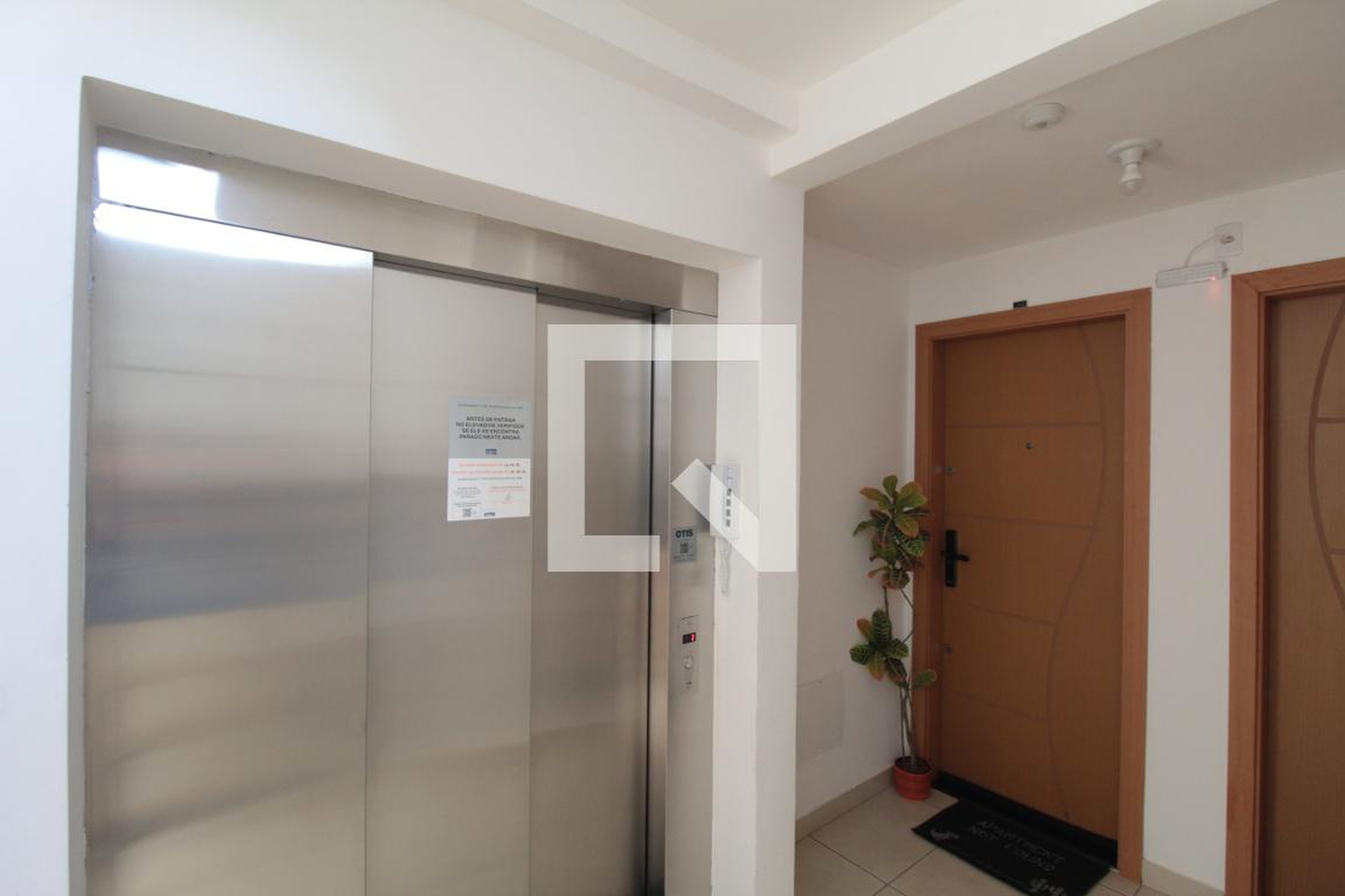 Hall de Entrada Condomínio em Rua Geraldina Cândida de Jesus, 105