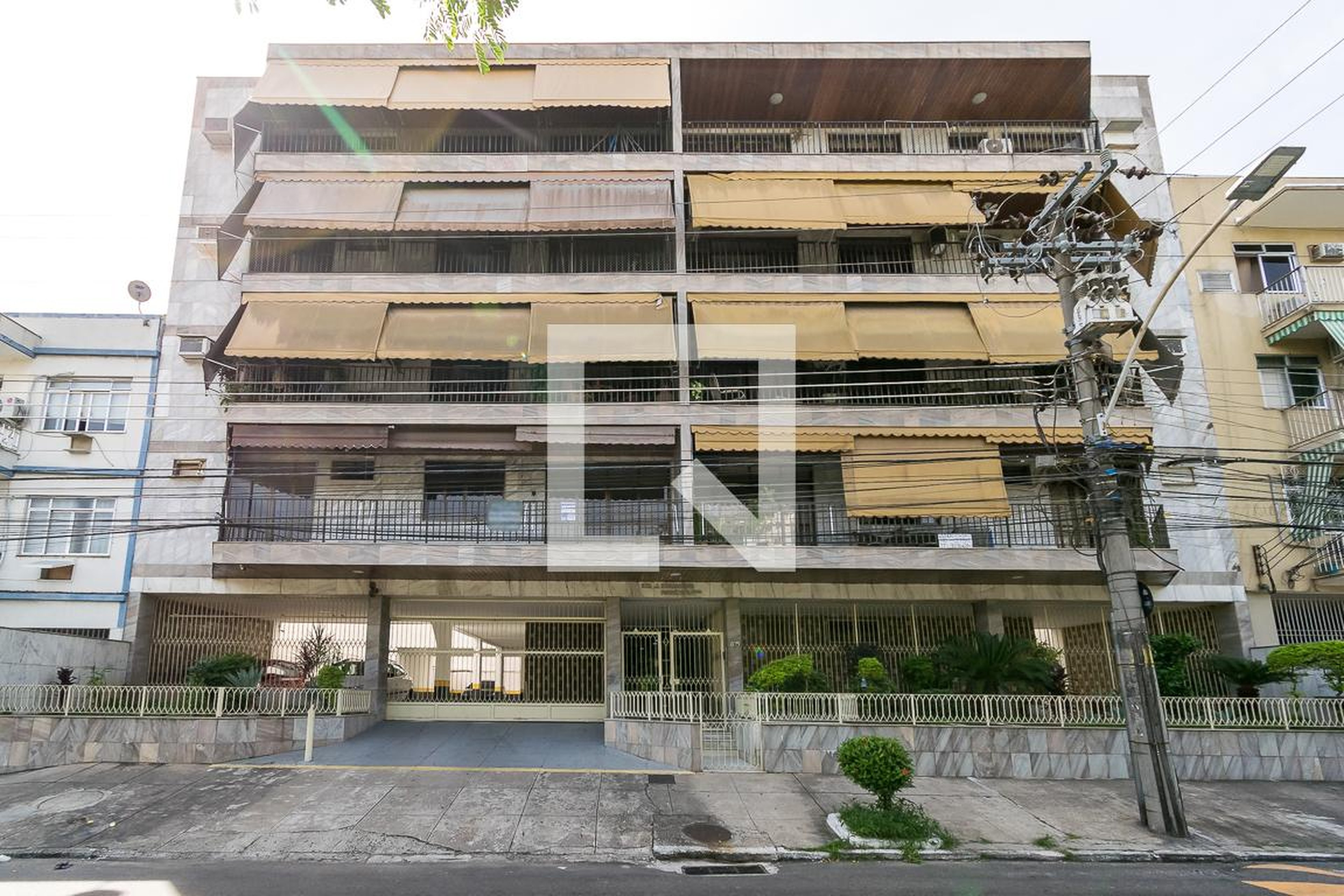 Fachada Condomínio em Rua Manuel de Araújo, 80