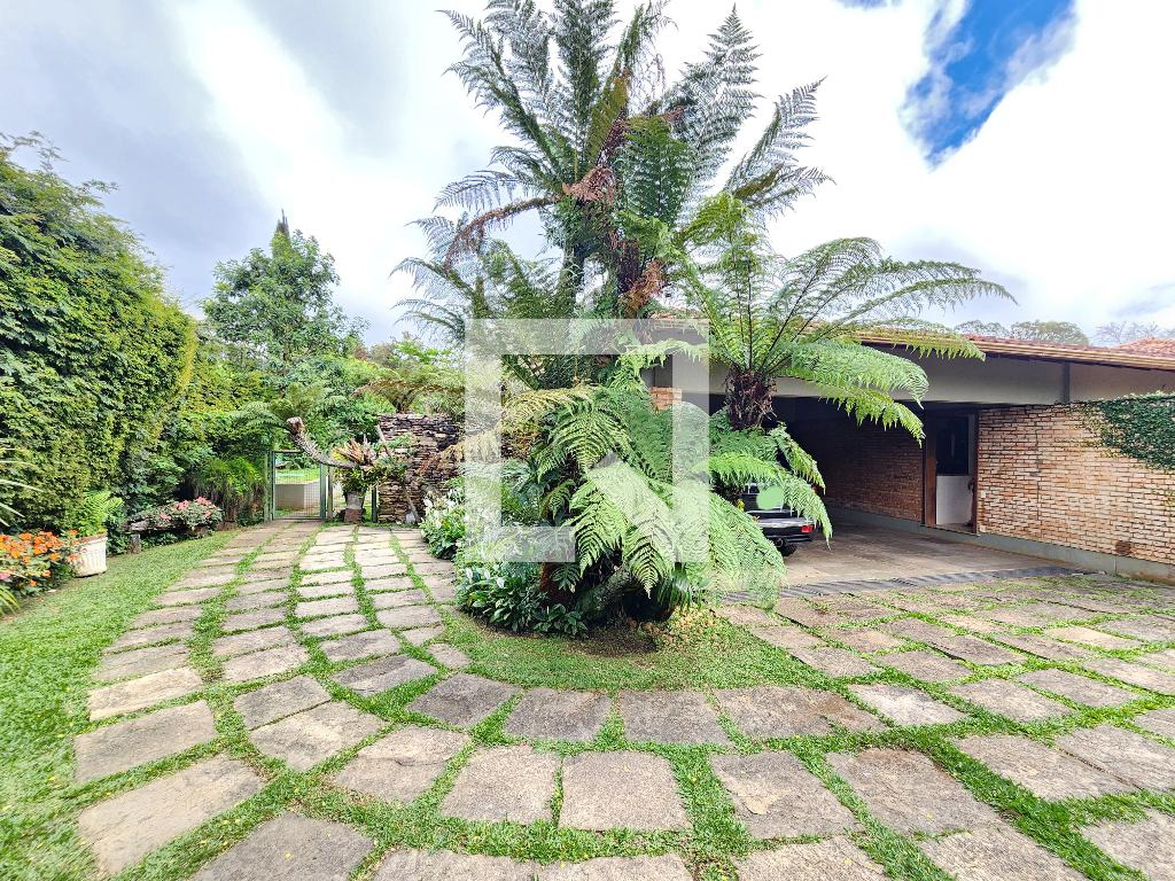 Entrada Condomínio em Avenida Pinheiro, 331