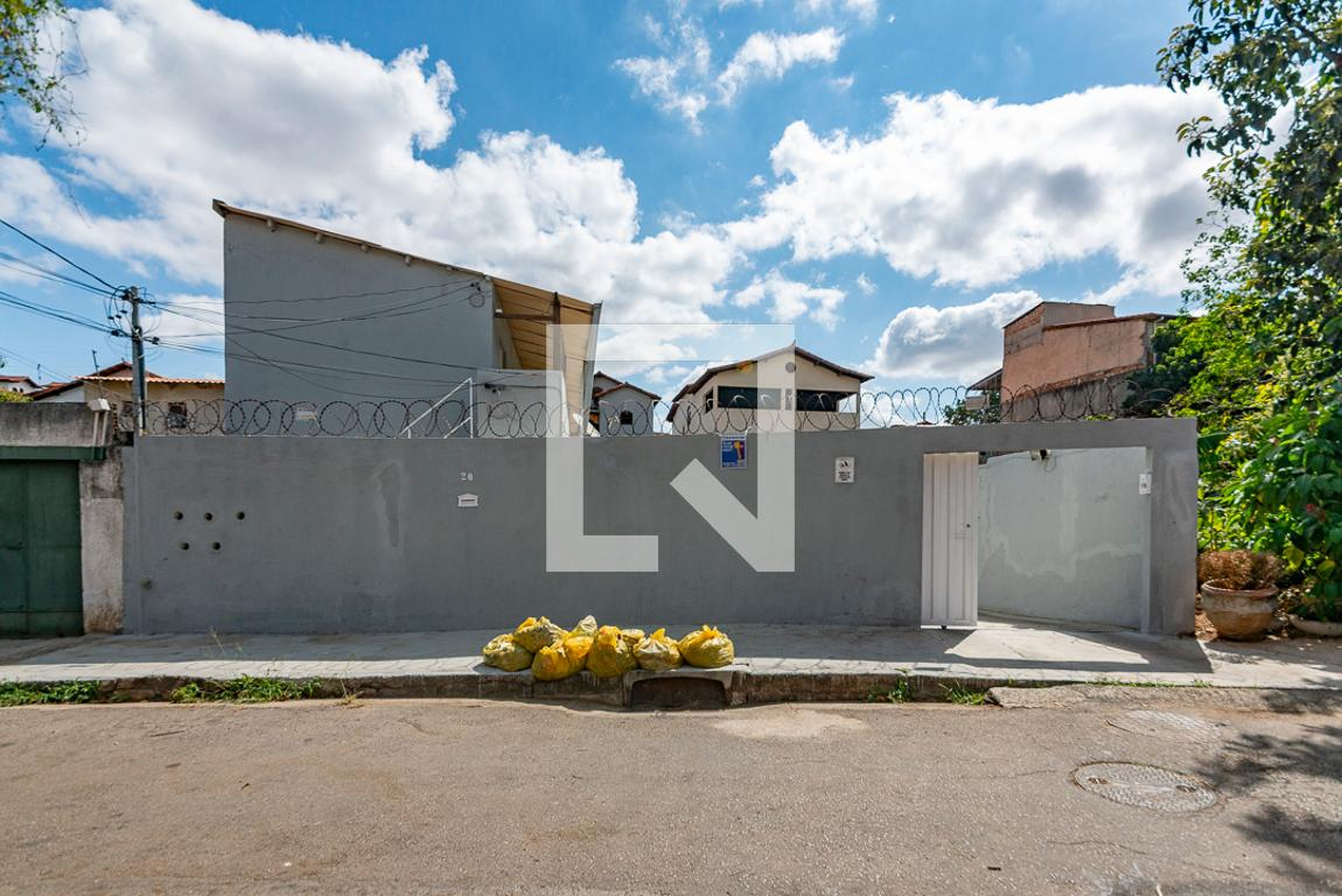 Fachada Condomínio em Rua Sargento Assuero Cabral, 20
