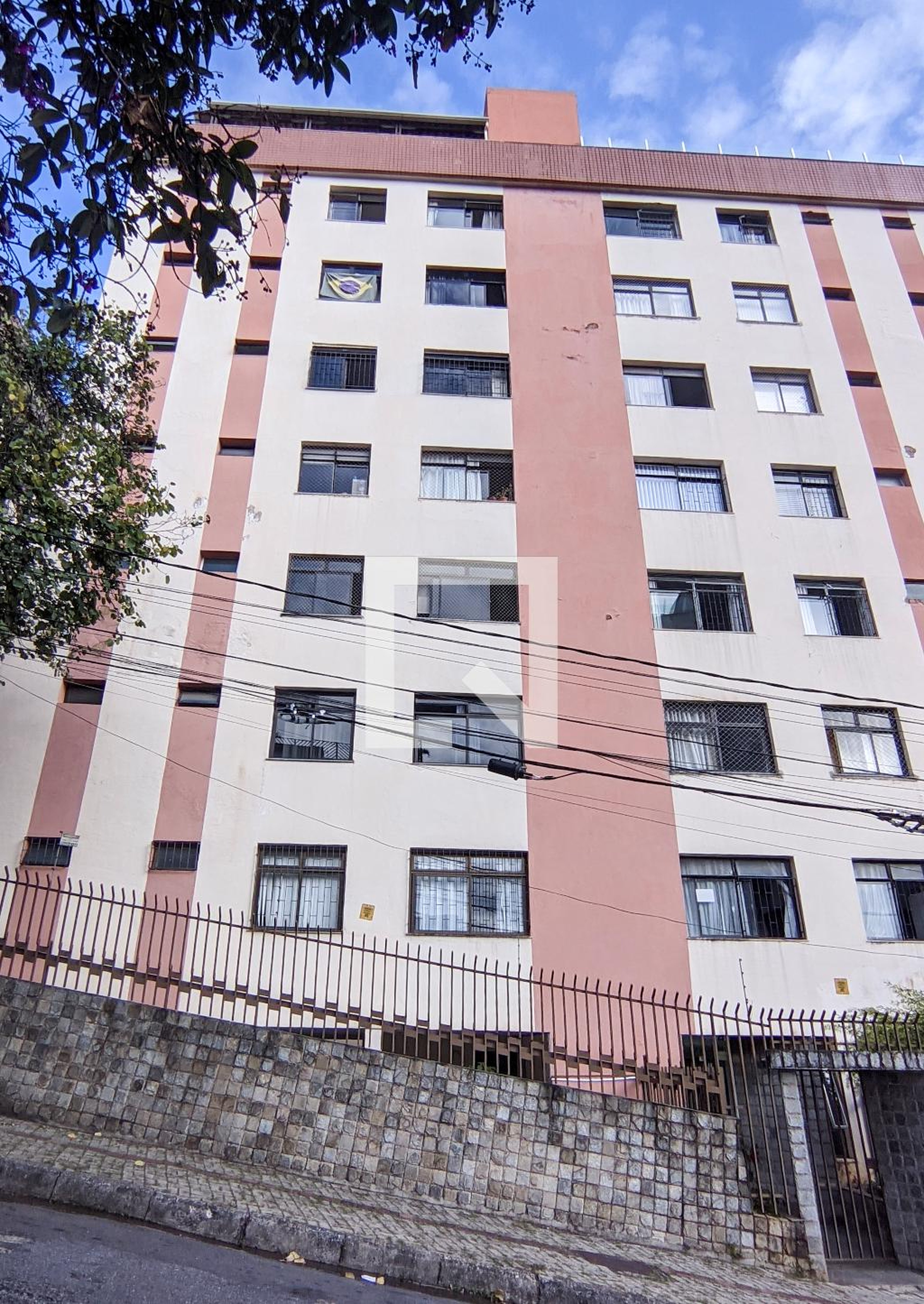 Fachada Condomínio em Rua Tancredo da Silva Pinto, 56