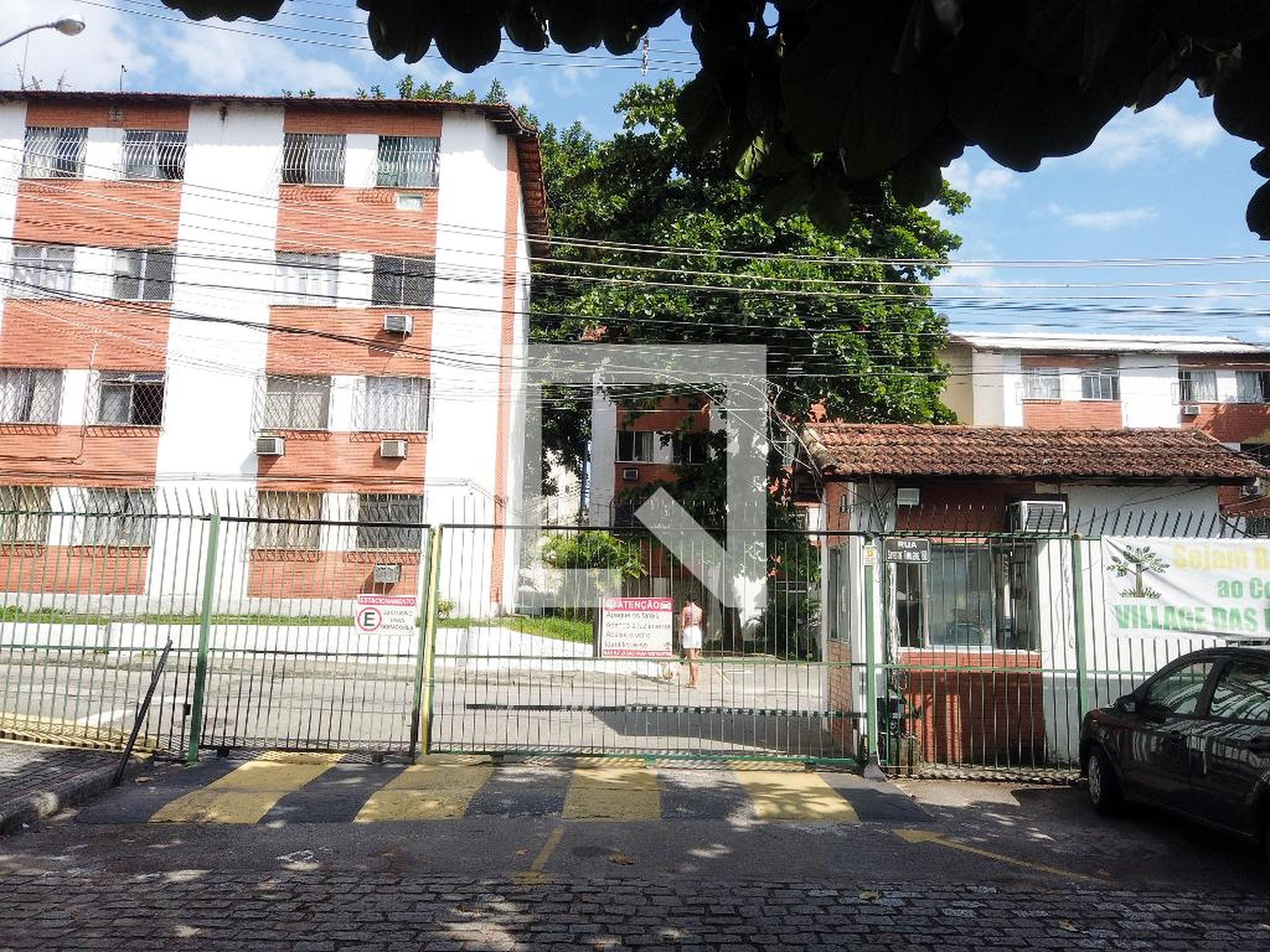 Fachada do Condomínio Condomínio Village das Figueiras