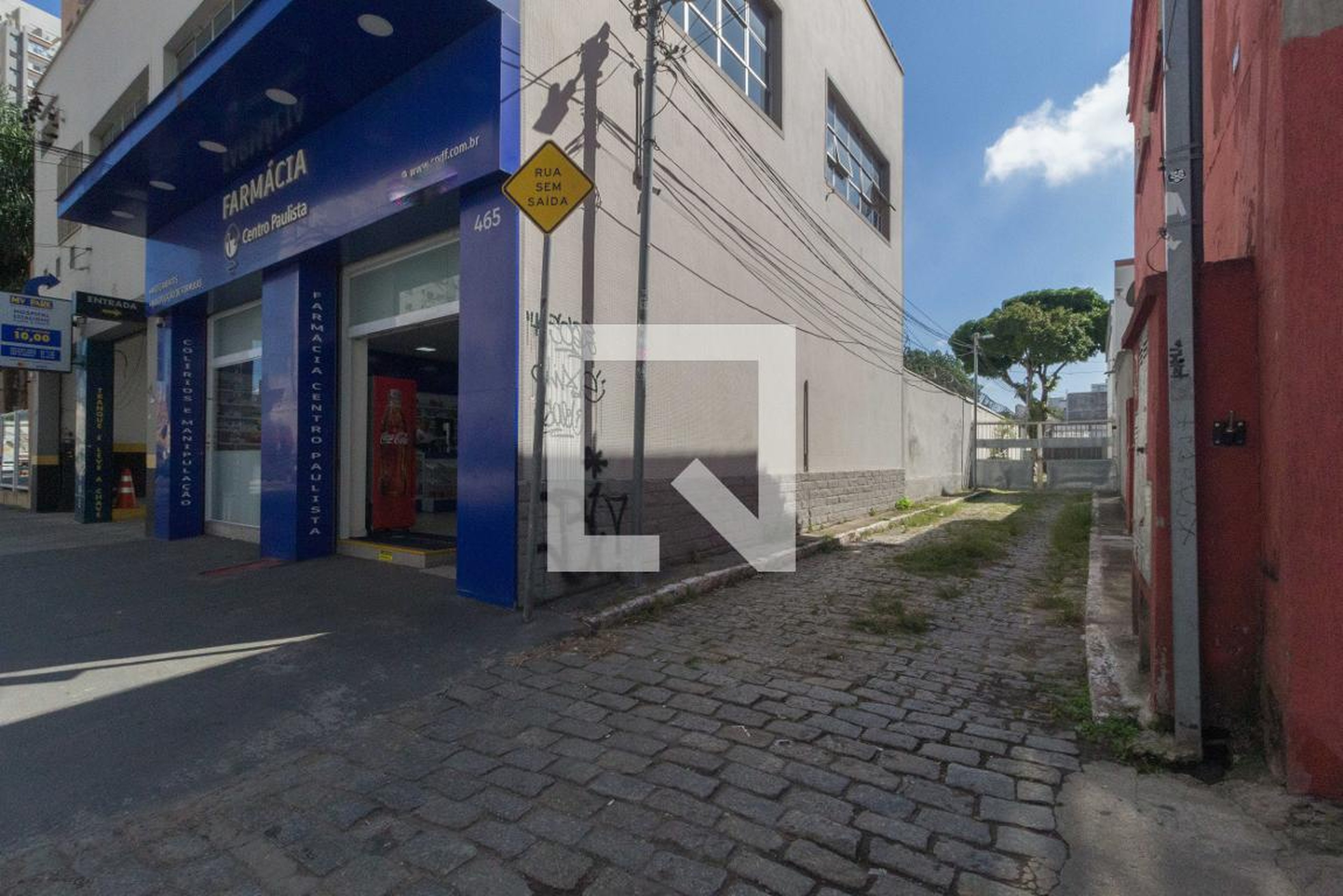 Fachada Condomínio em Rua Padre Adelino, 467