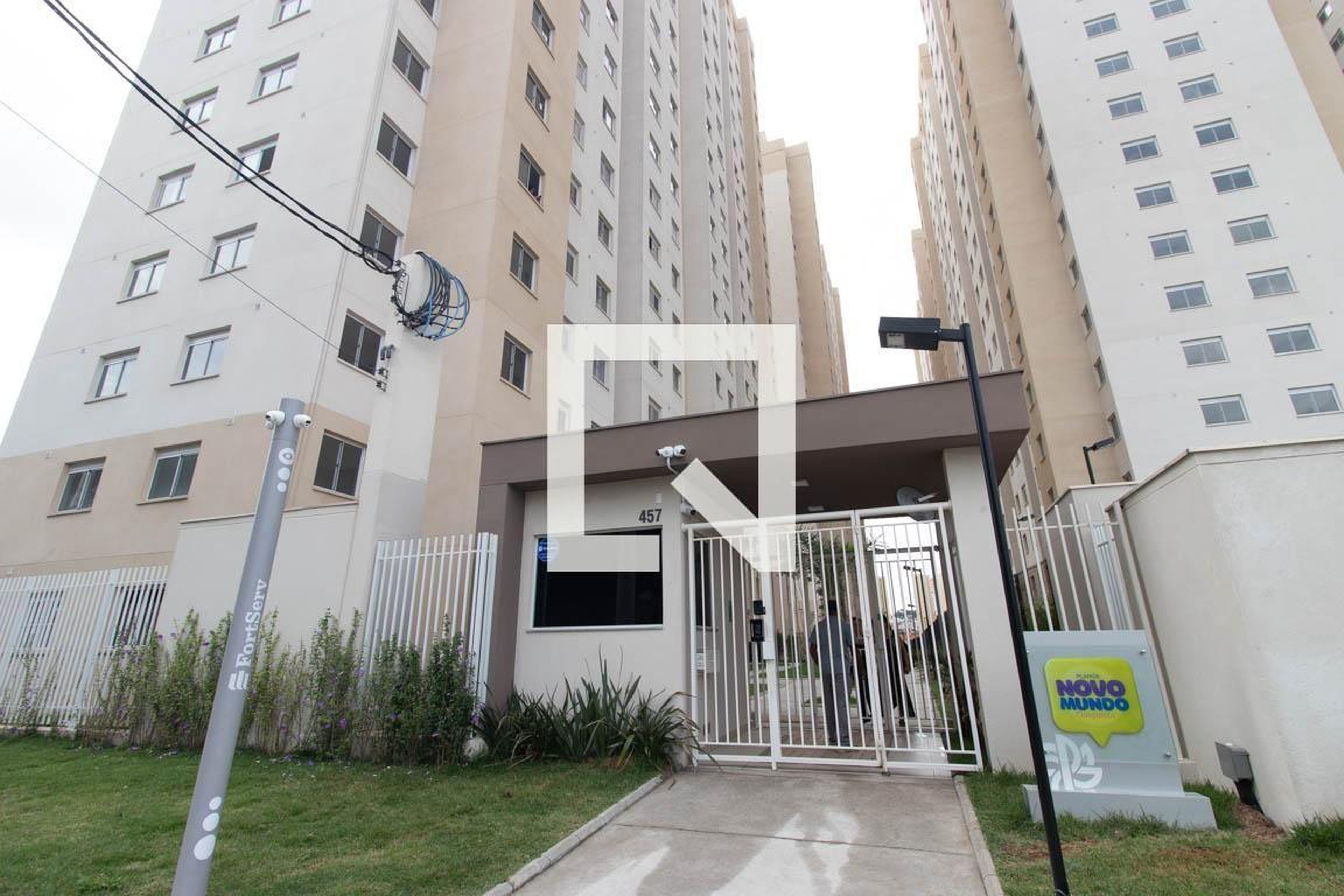 Fachada do condomínio Condomínio Plano&Novo Mundo