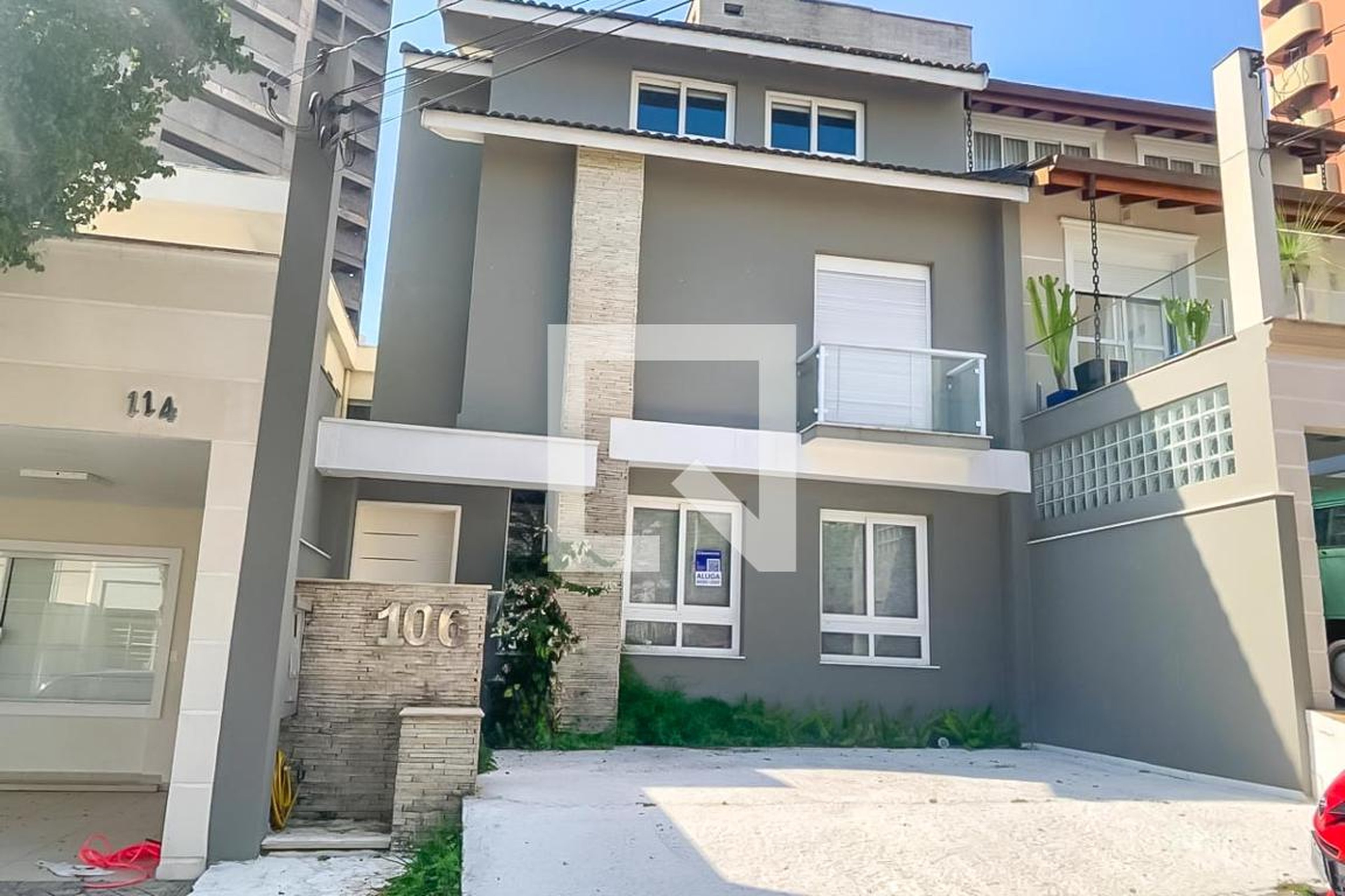 Fachada Condomínio em Rua Clara Bassani, 106